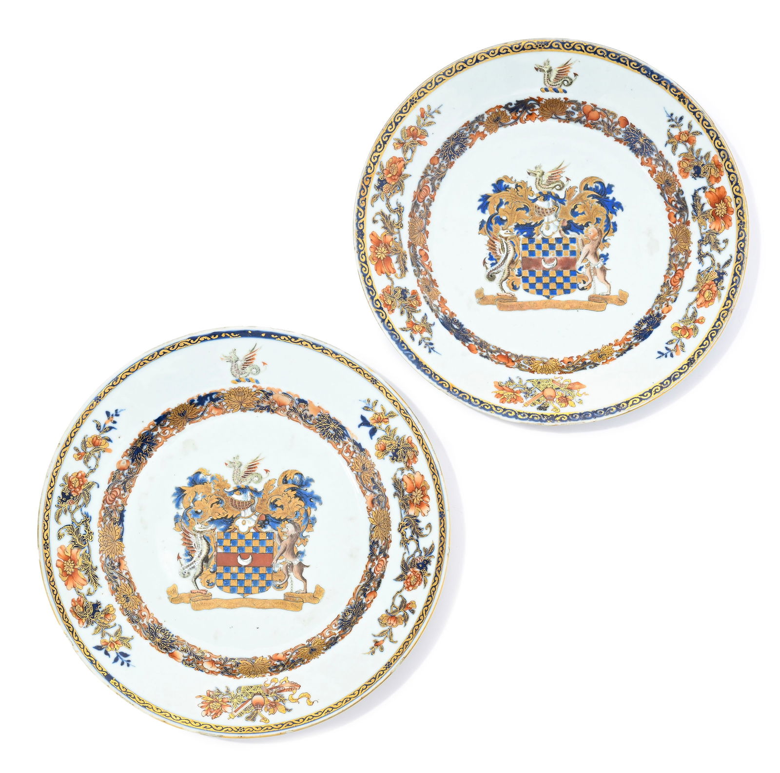 2 assiettes en porcelaine, Chine, ca 1740, portant les armoiries de Clifford de Chudleigh au centre, (1 of 3)