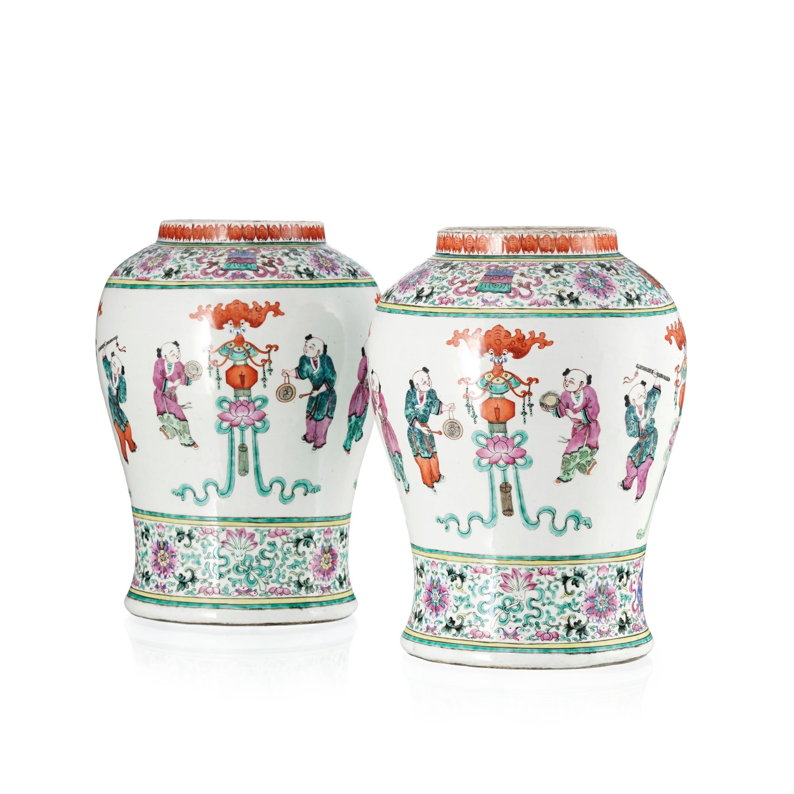 2 potiches en porcelaine famille rose, Chine, XIX-XXe s., décor d'enfants, chauves-souris, rinc: 2 potiches en porcelaine famille rose, Chine, XIX-XXe s., décor d'enfants, chauves-souris, rinceaux de fleurs et symboles bouddhiques, h. 35,5 cm (couvercles manquants, dégâts et restau