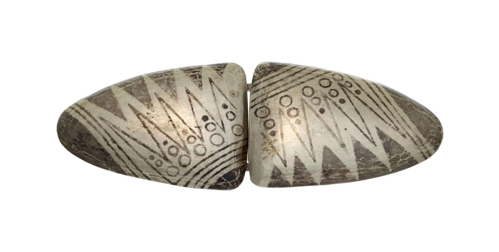 Jean Dunand, attribué à, boucle de ceinture circa 1925 en dinanderie à décor de : Jean Dunand, attribué à, boucle de ceinture circa 1925 en dinanderie à décor de motifs en dent de scie, long. 15.7 cm Condition Bon état de conservation général pour