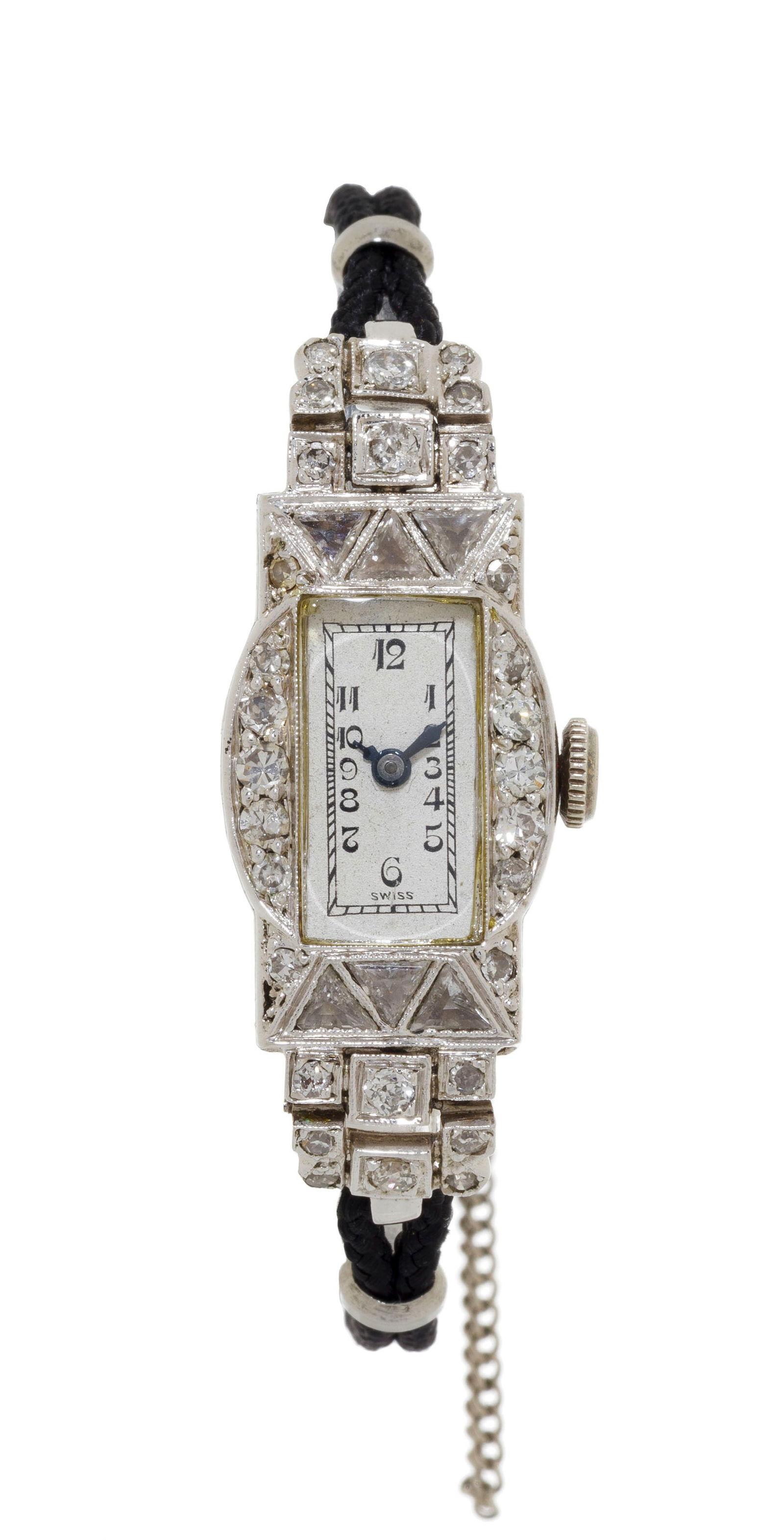 Montre Art Déco en platine sertie de diamants Mouvement: mécanique, 17 rubis Boît: Montre Art Déco en platine sertie de diamants Mouvement: mécanique, 17 rubis Boîtier: larg. 14 mm Bracelet: tissus noir avec boucle en acier Signature Blancpain: mouvement Condition<