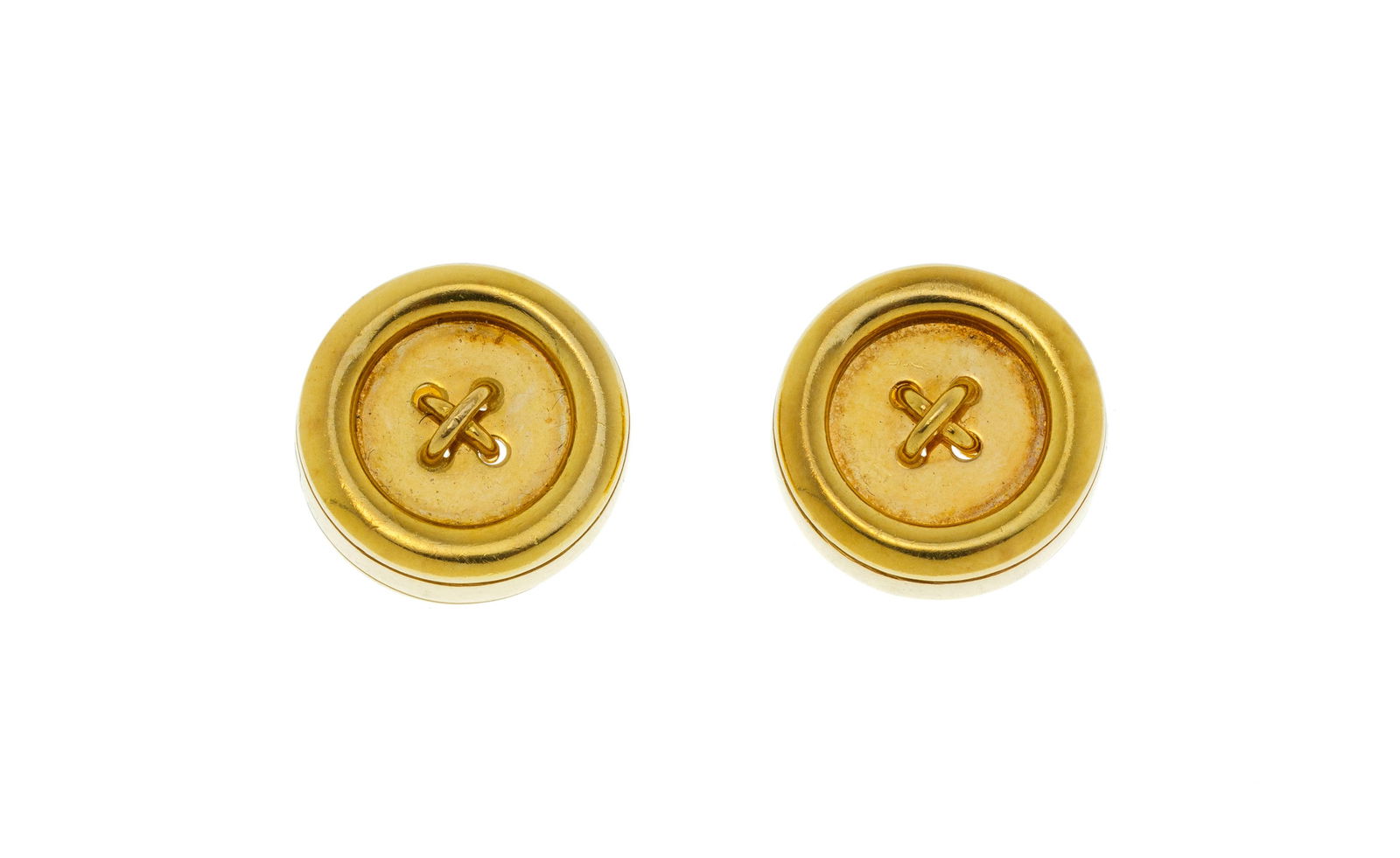 Bucherer, paire de caches boutons or 750 figurant des boutons cousus, signés, diam. 1.5 cm, 10g: Bucherer, paire de caches boutons or 750 figurant des boutons cousus, signés, diam. 1.5 cm, 10g Condition Bon état de conservation général. Présence de nombreuses rayures. <