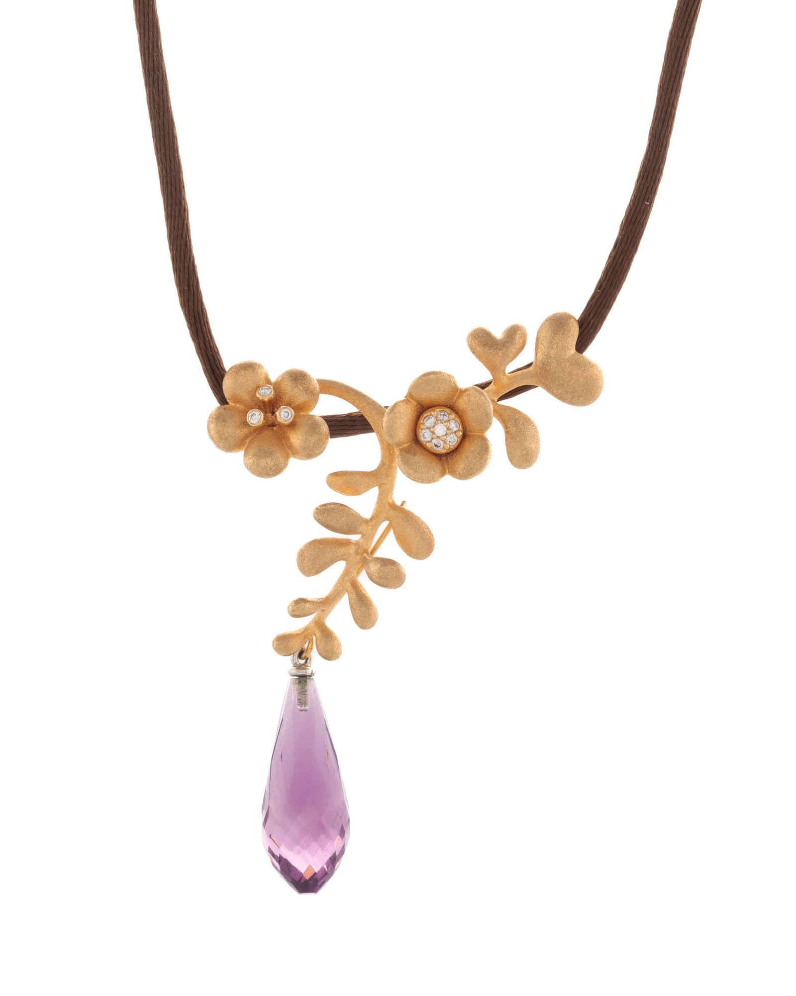 Ole Lynggaard, pendentif fleurs or 750 satiné sertie de diamants taille brillant et retenant un: Ole Lynggaard, pendentif fleurs or 750 satiné sertie de diamants taille brillant et retenant une améthyste taille briolette, sur un cordon en satin marron, signé, h. pendentif 5.5 cm, l