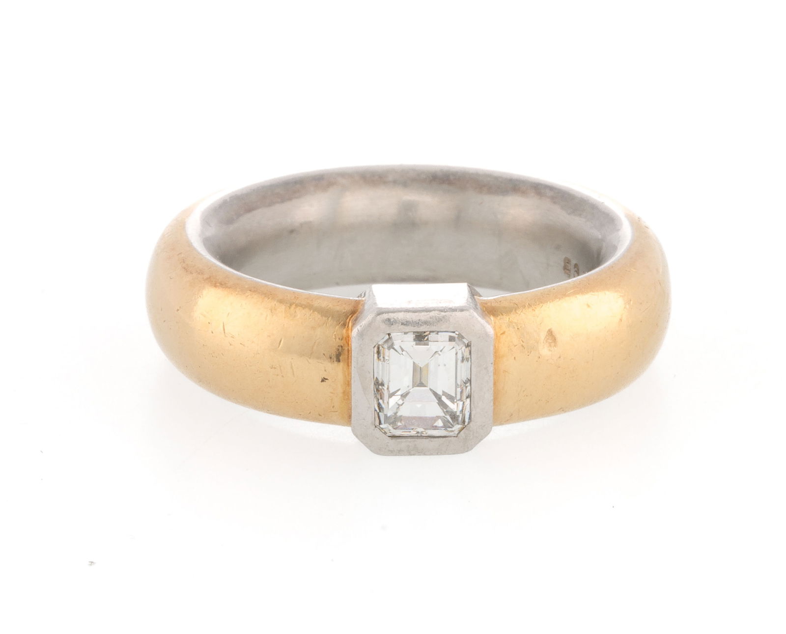 Bucherer, solitaire or et platine serti d’un diamant taille émeraude, signé, doigt 5: Bucherer, solitaire or et platine serti d’un diamant taille émeraude, signé, doigt 58-18, 18g Condition Monture: Etat moyen, nombreuses rayures et marques. Gemme: Très bon