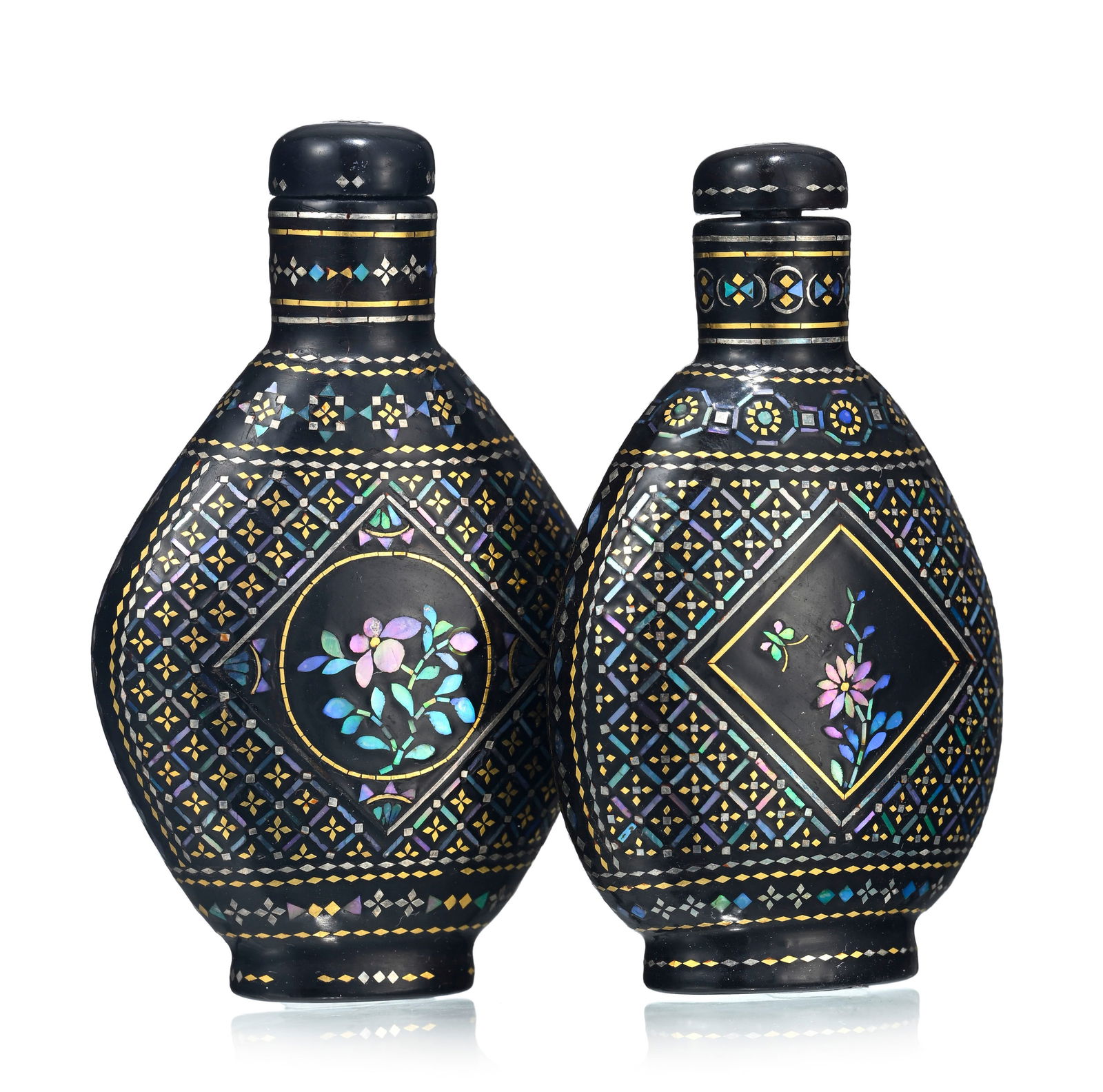 2 flacons à priser en laque burgauté, Chine, XIX-XXe s., un au décor de fleur et inse (1 of 2)