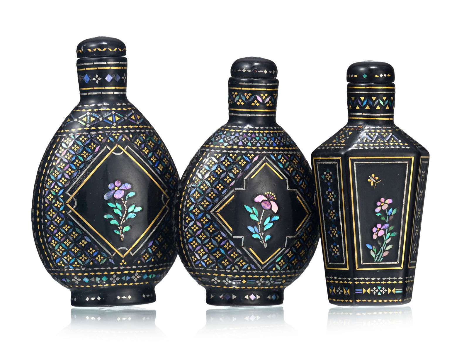 2 flacons à priser en laque burgauté, Chine, XIX-XXe s., un au décor de fleur dans de (1 of 2)