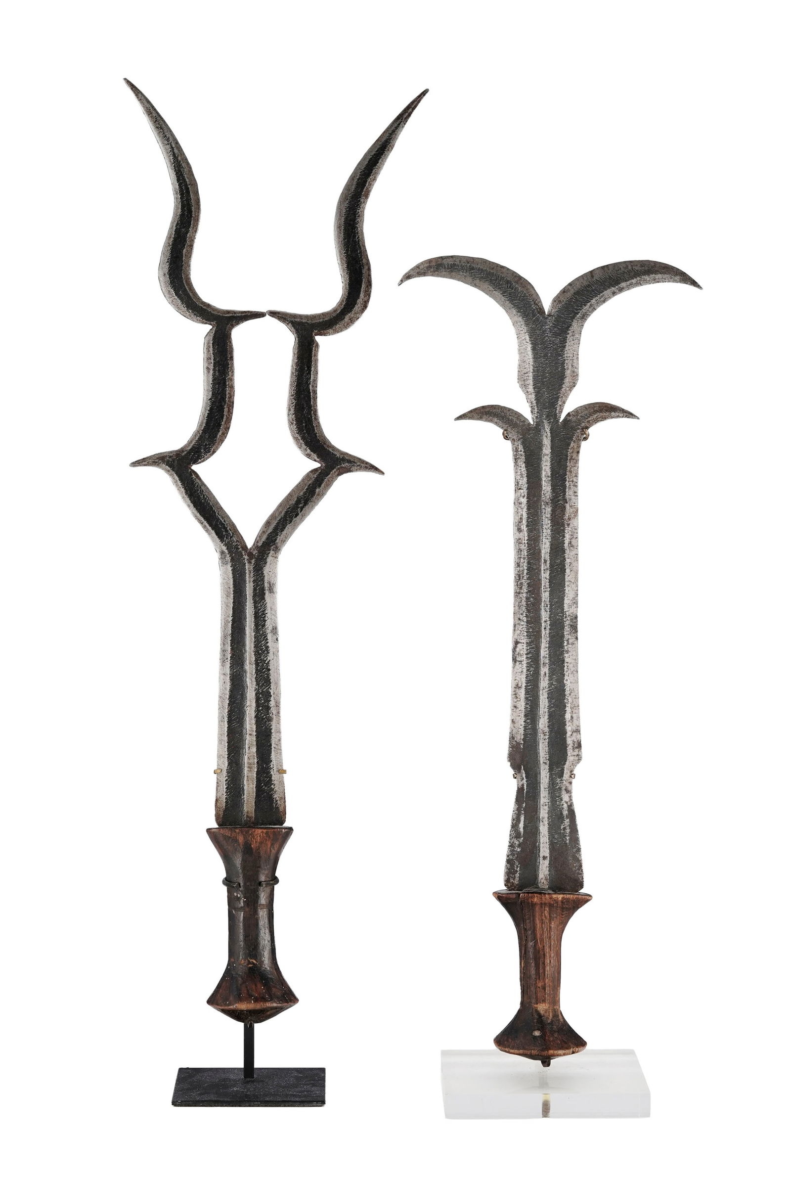 2 épées courtes Konda, lames en fer à pointes multiples dont une en forme de palmier, (1 of 2)