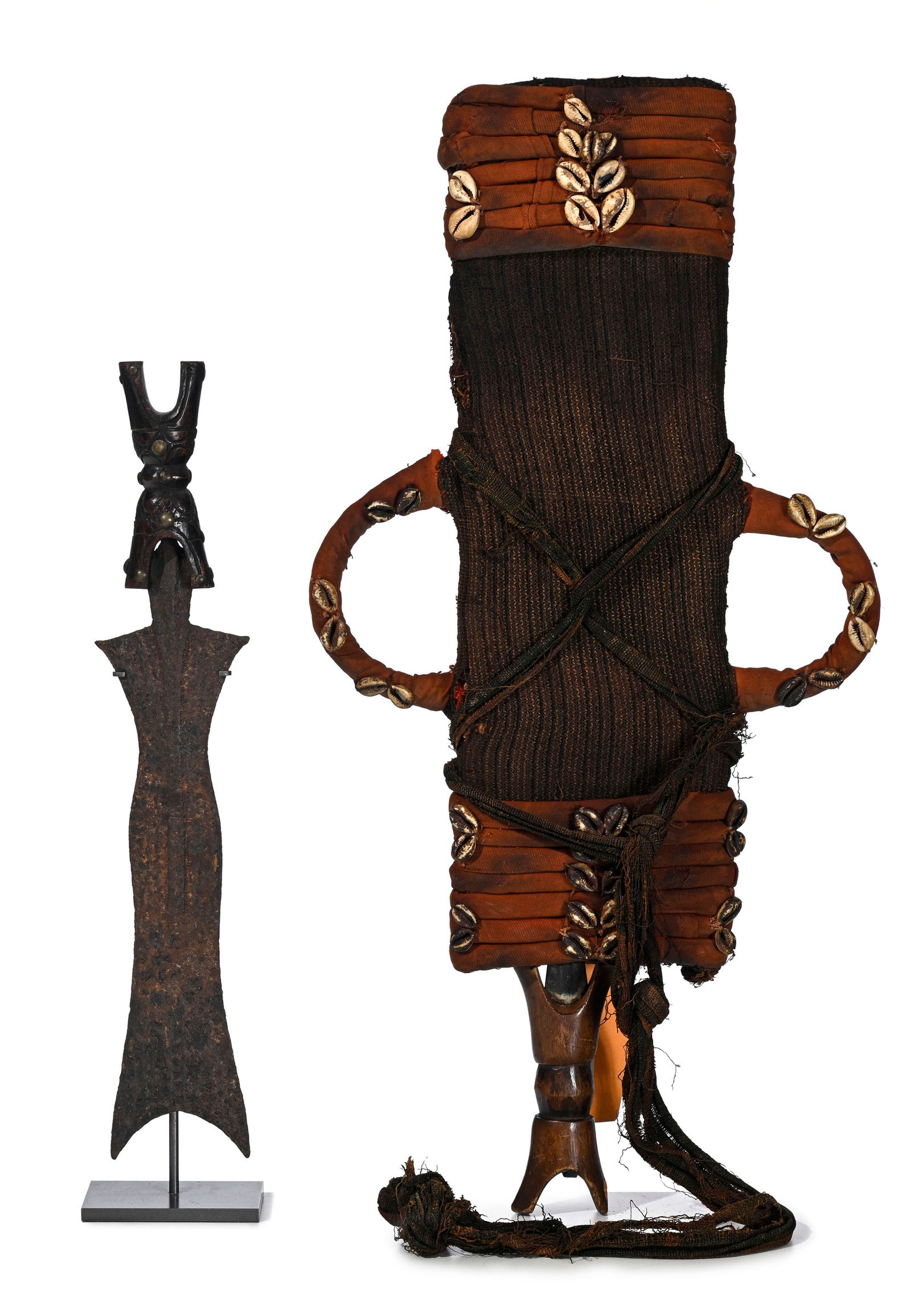 2 couteaux-glaives Mambila/Bamileke et Tikar, poignées en bois à patine brune, lames en fe (1 of 4)