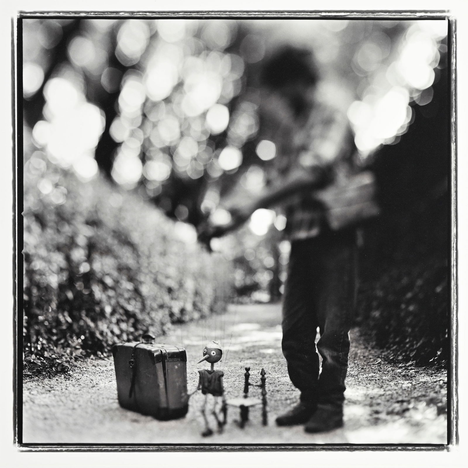 Keith Carter (1948), "Pinocchio", 1998, tirage argentique, éd. 5/5, signé, daté, titr: Keith Carter (1948), "Pinocchio", 1998, tirage argentique, éd. 5/5, signé, daté, titré et numéroté au verso, 25,5x25,5 cm, 35,5x28 cm (feuille) Provenance: Howard Greenbe