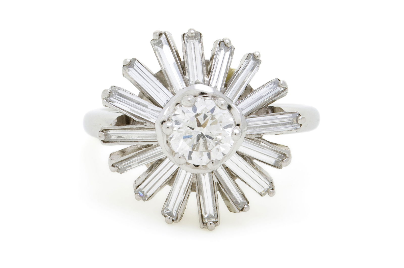 Mellerio, bague platine sertie d'un diamant taille brillant entouré de diamants taille baguette: Mellerio, bague platine sertie d'un diamant taille brillant entouré de diamants taille baguette formant un motif rayonnant, signée, numérotée, doigt 53-13 Condition Monture: Bon &#