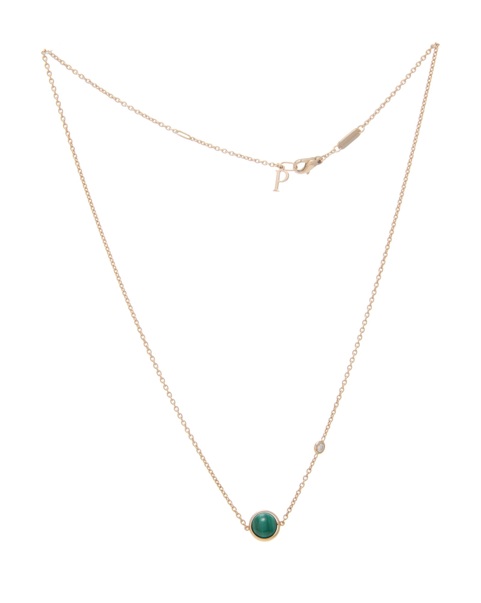 Piaget, collier en or rose 750 à maille forçat serti lunette d'un diamant taille brillant : Piaget, collier en or rose 750 à maille forçat serti lunette d'un diamant taille brillant et retenant une bille de malachite, signé, numéroté T94544, long. 39 ou 42 cm Conditi