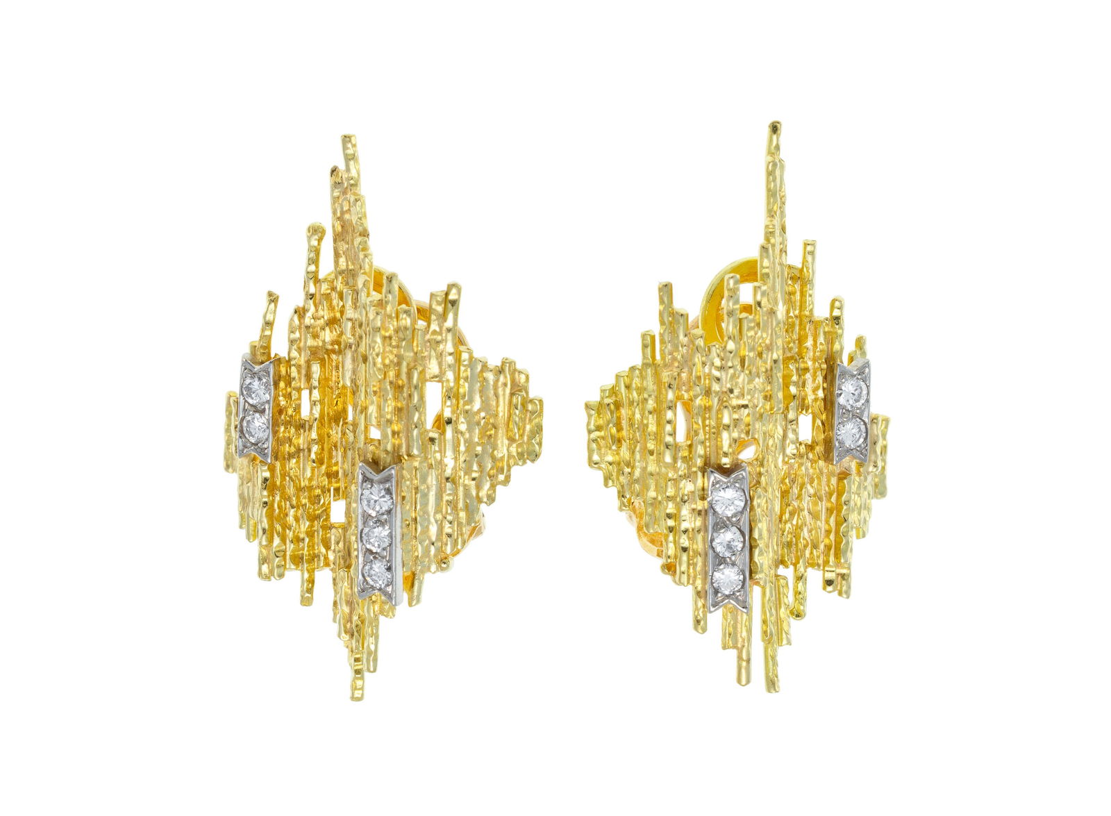 Grima, attribué à, paire de boucles d'oreilles 2 ors 750 texturé serties de diamants : Grima, attribué à, paire de boucles d'oreilles 2 ors 750 texturé serties de diamants taille brillant, h. 3.5 cm, 13g Grima, attributed to, pair of earrings two tone 18K gold set with ro