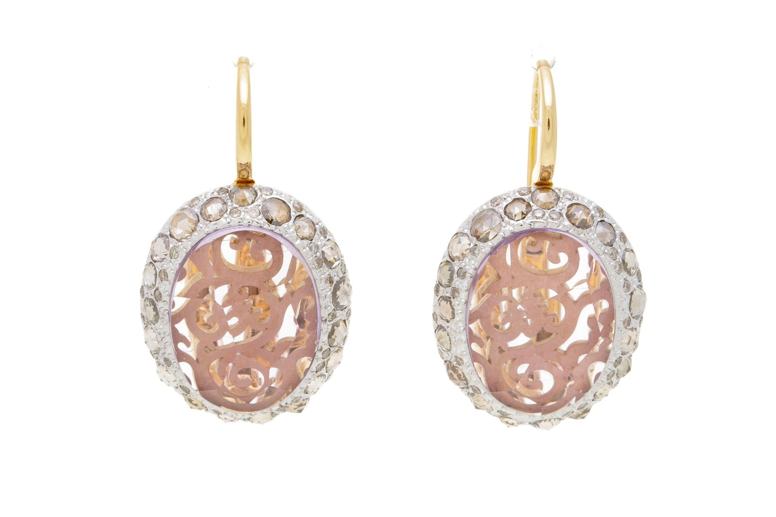 Pomellato, paire de pendants d'oreilles 2 ors 750 sertis d'améthystes facettées entour: Pomellato, paire de pendants d'oreilles 2 ors 750 sertis d'améthystes facettées entourées de diamants bruns taille brillant et rose, signés, h. 3.3 cm, 20g Condition Très bon
