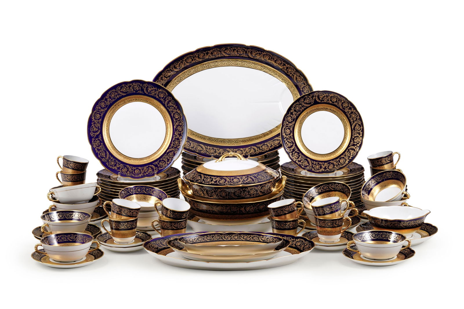 Partie de service en porcelaine de Limoges, Bernardaud, modèle Monte-Carlo, comprenant 68 pi: Partie de service en porcelaine de Limoges, Bernardaud, modèle Monte-Carlo, comprenant 68 pièces: 12 assiettes à dîner, 24 assiettes à entremets, 2 coupes (2 formats), 2 ravie