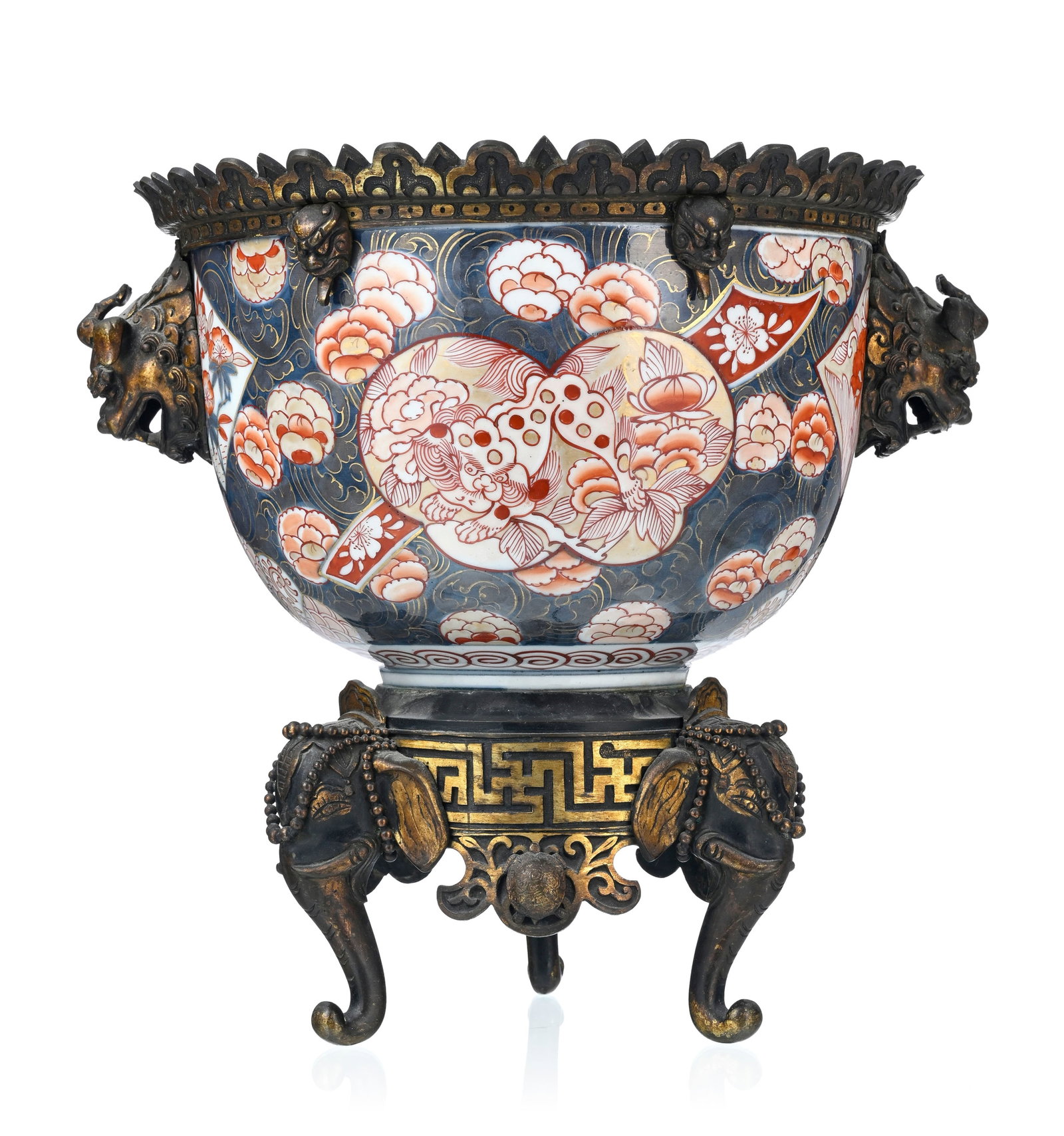 Coupe Imari, XIXe s., en porcelaine polychrome à décor floral, avec monture en bronze dor&: Coupe Imari, XIXe s., en porcelaine polychrome à décor floral, avec monture en bronze doré à décor sinisant, h. 36 cm, long. 40 cm Condition manques à la dorure