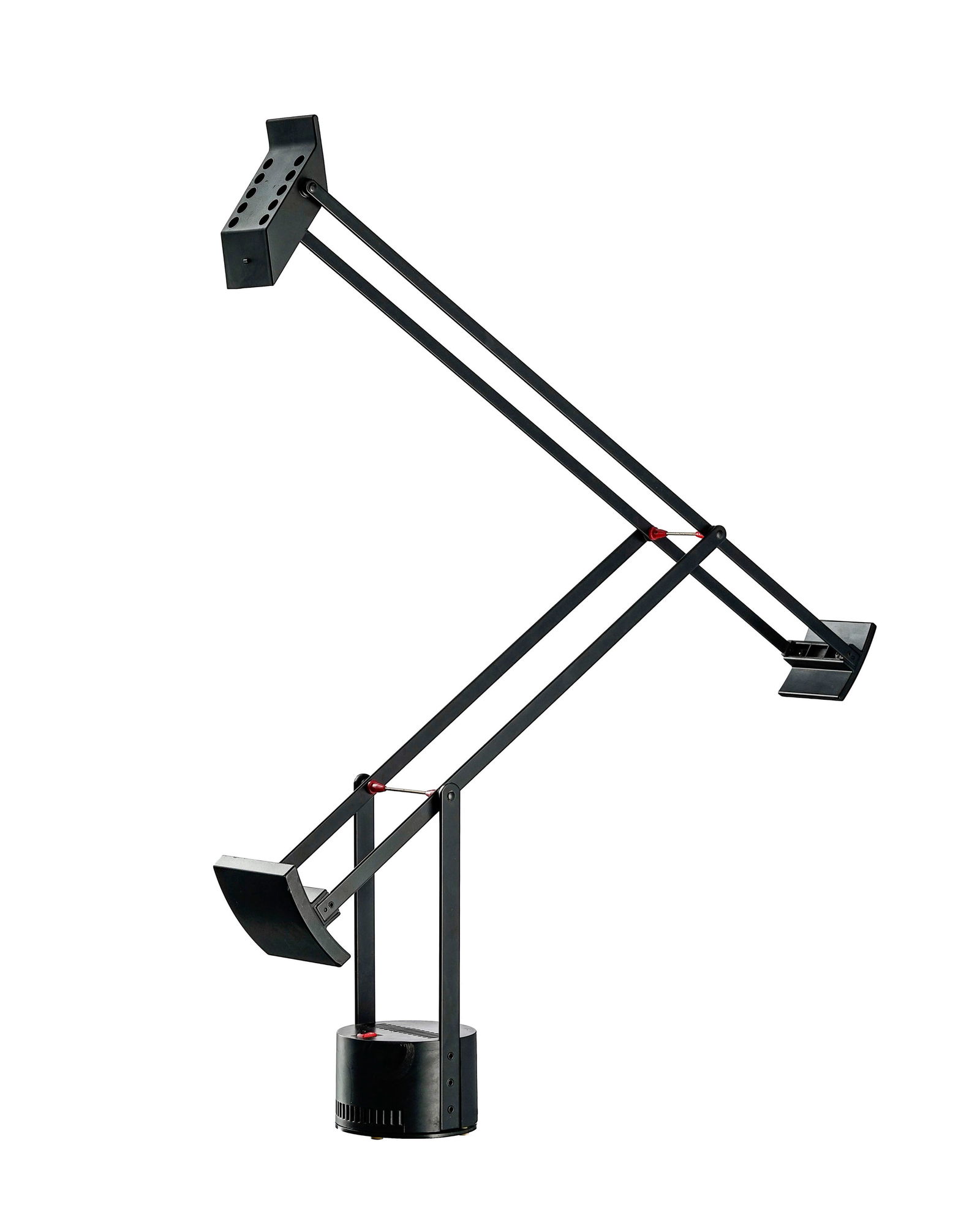 Lampe de bureau Tizio par Richard Sapper (1932-2015), édition Artemide, en aluminium noir, bras: Lampe de bureau Tizio par Richard Sapper (1932-2015), édition Artemide, en aluminium noir, bras articulés munis de contrepoids et reposant sur une base cylindrique, l. bras. 50 et 71 cm Cond