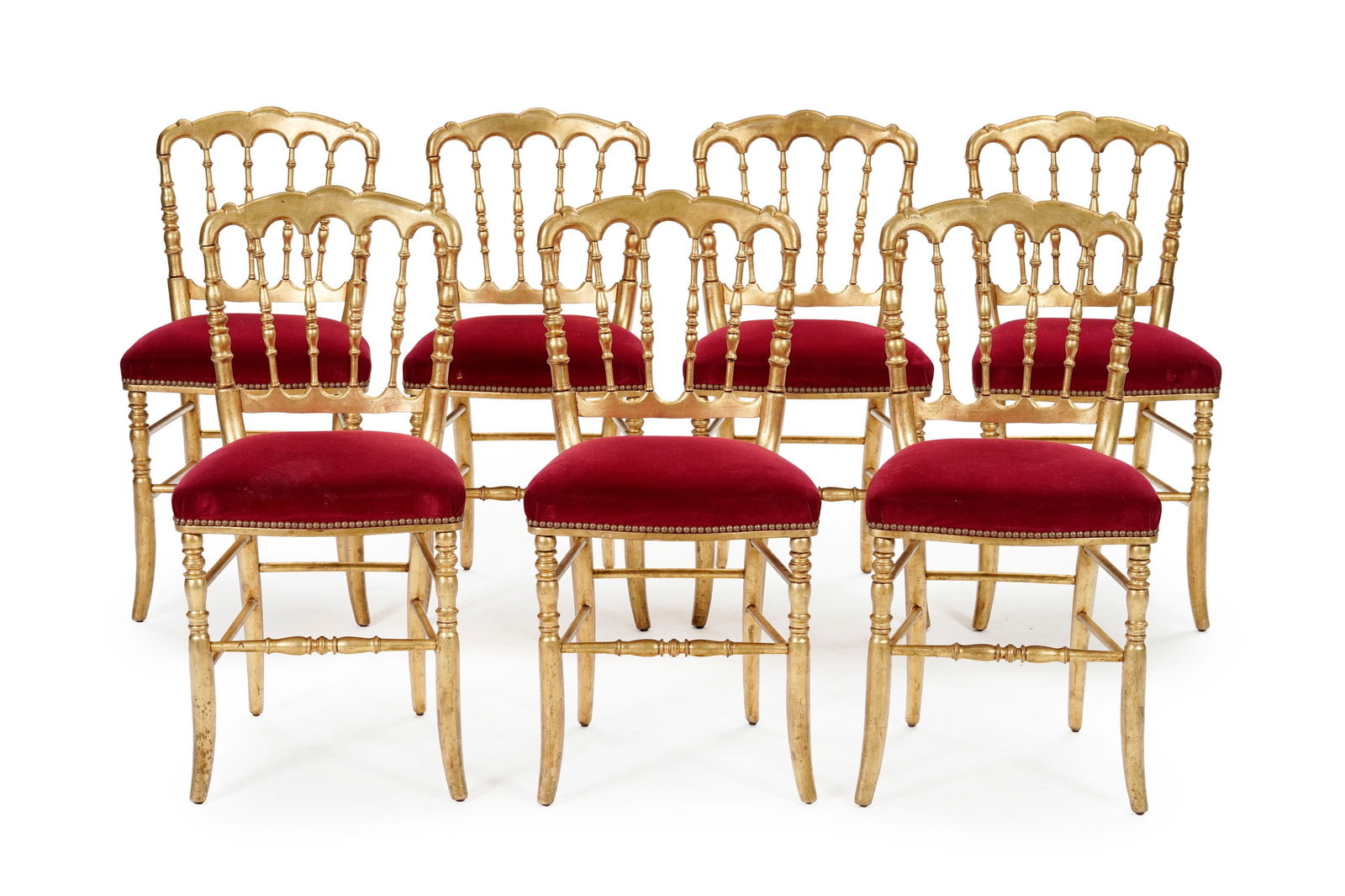 Suite de 6 chaises Chiavari de style Napoléon III, XXe s., en bois doré, garniture de l'as: Suite de 6 chaises Chiavari de style Napoléon III, XXe s., en bois doré, garniture de l'assise en velours rouge Condition manques à la dorure on joint une chaise fragilisé