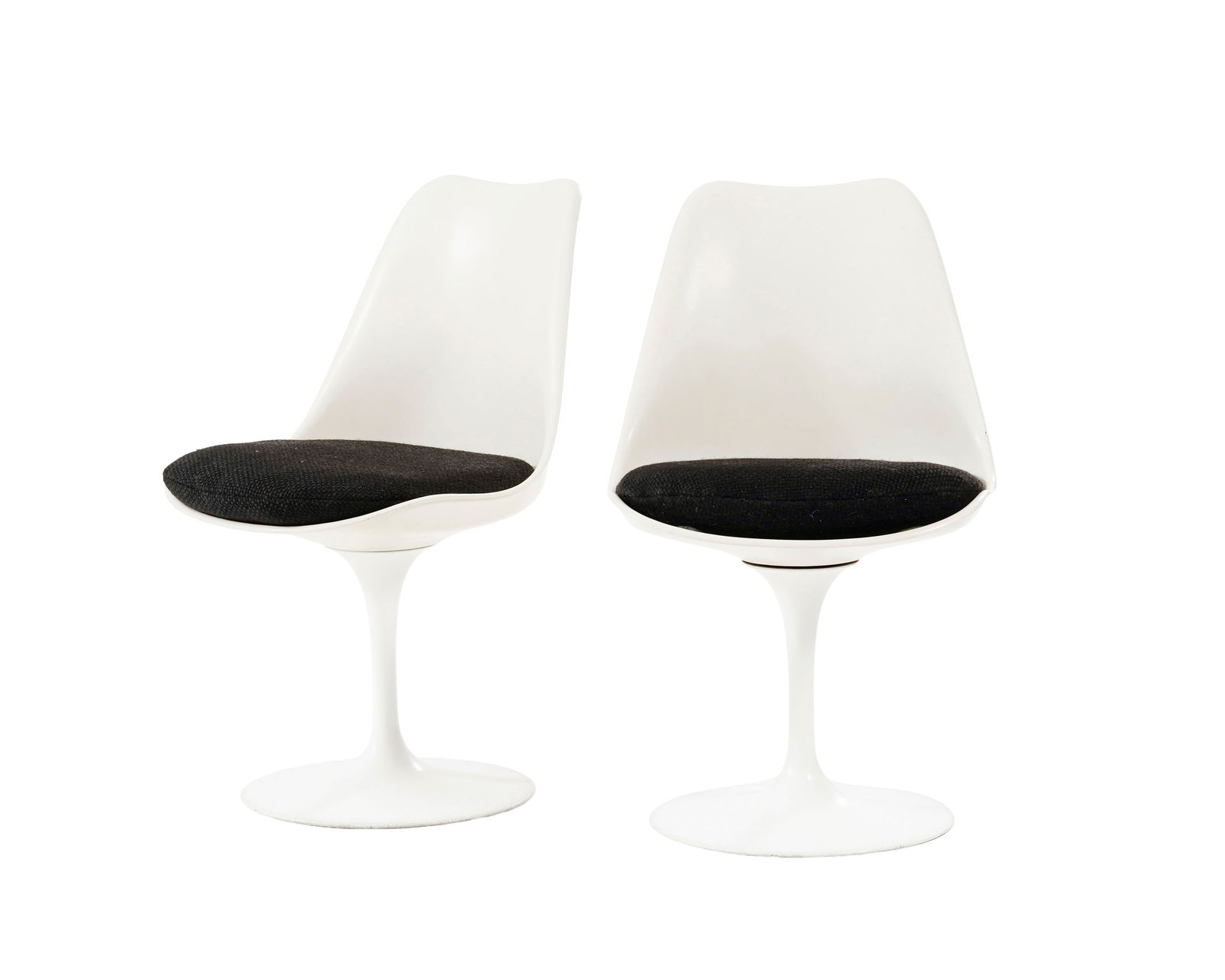 Paire de chaises Tulip par Eero Saarinen (1910-1961), en fibre de verre et aluminium teinté bla: Paire de chaises Tulip par Eero Saarinen (1910-1961), en fibre de verre et aluminium teinté blanc, galette en tissu noir Provenance : Crait-Muller, Paris, vente du 21 juin 2024, lot 326 Cond