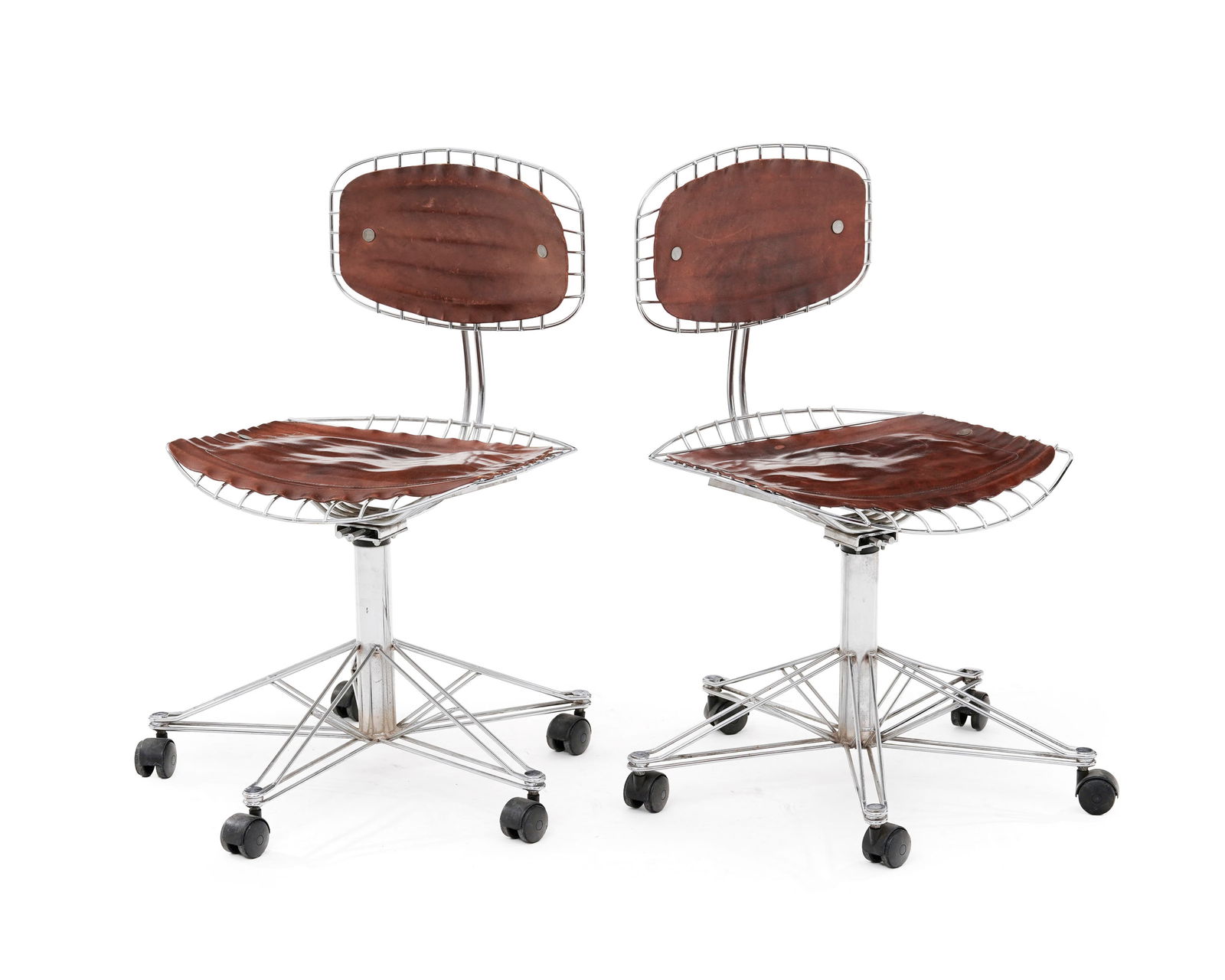 Paire de chaises de bureau Beaubourg par Michel Cadestin (1942) & Georges Laurent (XXe), en acier ga: Paire de chaises de bureau Beaubourg par Michel Cadestin (1942) & Georges Laurent (XXe), en acier galvanisé et cuir, modèle crée en 1976 Condition griffures, taches et marques sur l