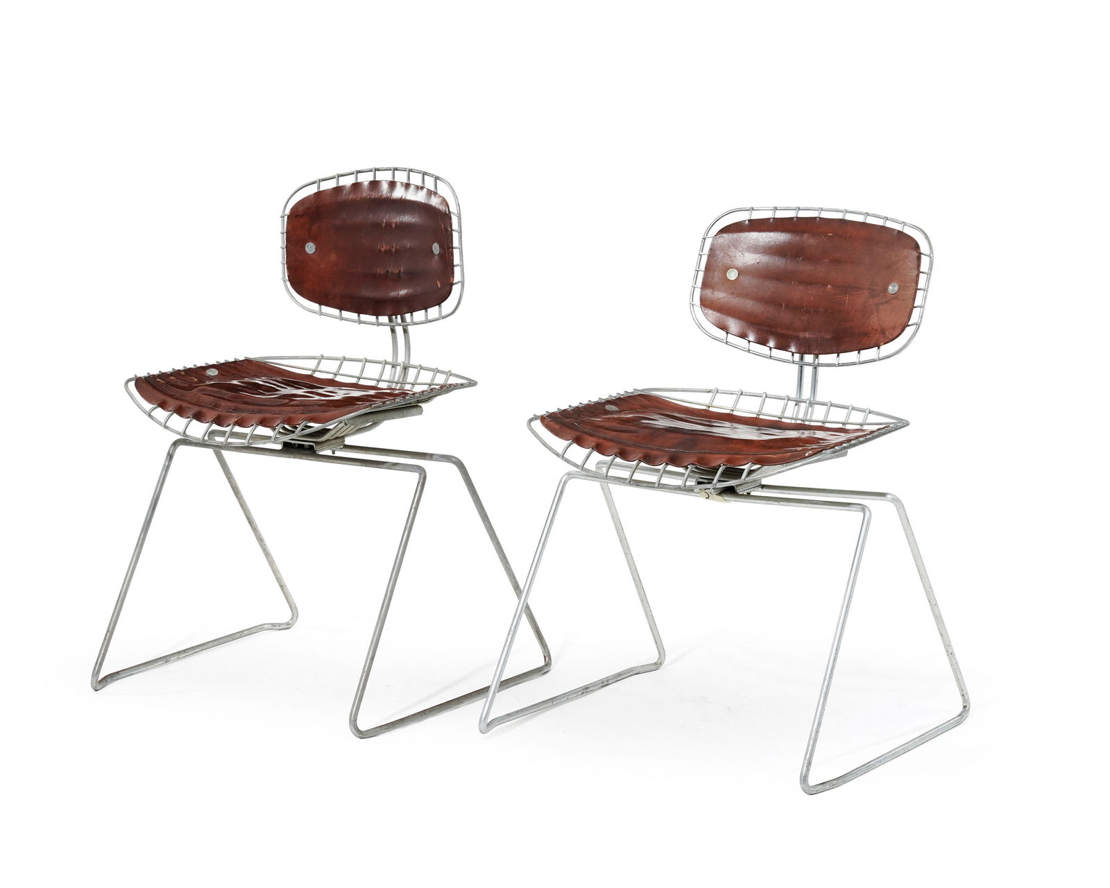 Paire de chaises Beaubourg par Michel Cadestin (1942) & Georges Laurent (XXe), en acier galvanis: Paire de chaises Beaubourg par Michel Cadestin (1942) & Georges Laurent (XXe), en acier galvanisé et cuir, modèle crée en 1976 Condition griffures et marques sur le cuir taches sur