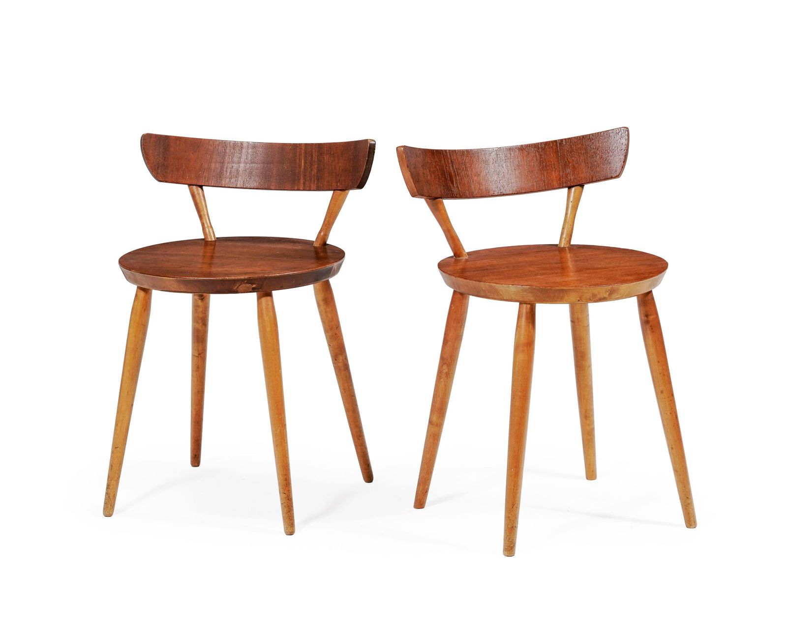 Paire de chaises, probablement Danemark, milieu du XXe s., en teck et bois de placage, assise circul: Paire de chaises, probablement Danemark, milieu du XXe s., en teck et bois de placage, assise circulaire reposant sur quatre pieds fuselés Condition dossiers fragilisés et instables rayures