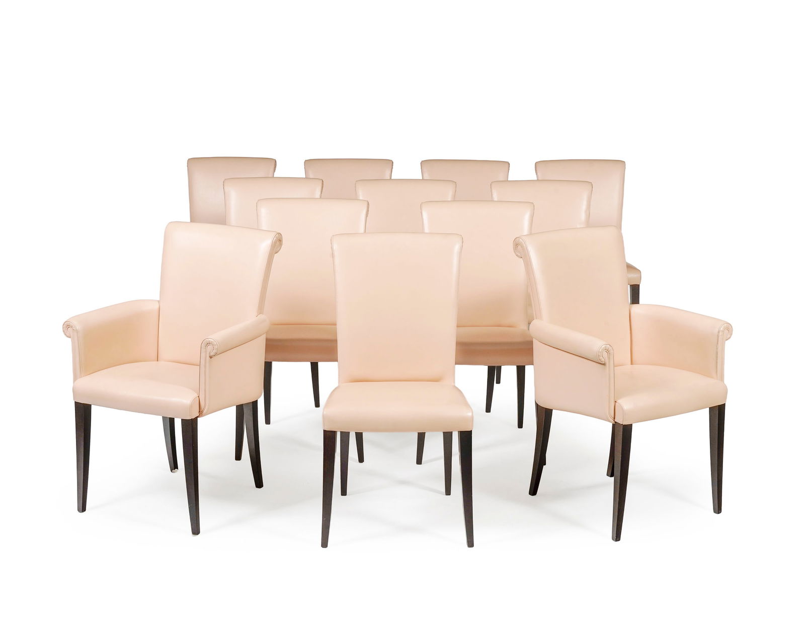 Suite de 9 chaises et paire de fauteuils Sedia Vittoria, édition Poltrona Frau, XXIe s., garnit: Suite de 9 chaises et paire de fauteuils Sedia Vittoria, édition Poltrona Frau, XXIe s., garniture en cuir rose, pieds teinté wengé Condition présence de plissures au cuir</