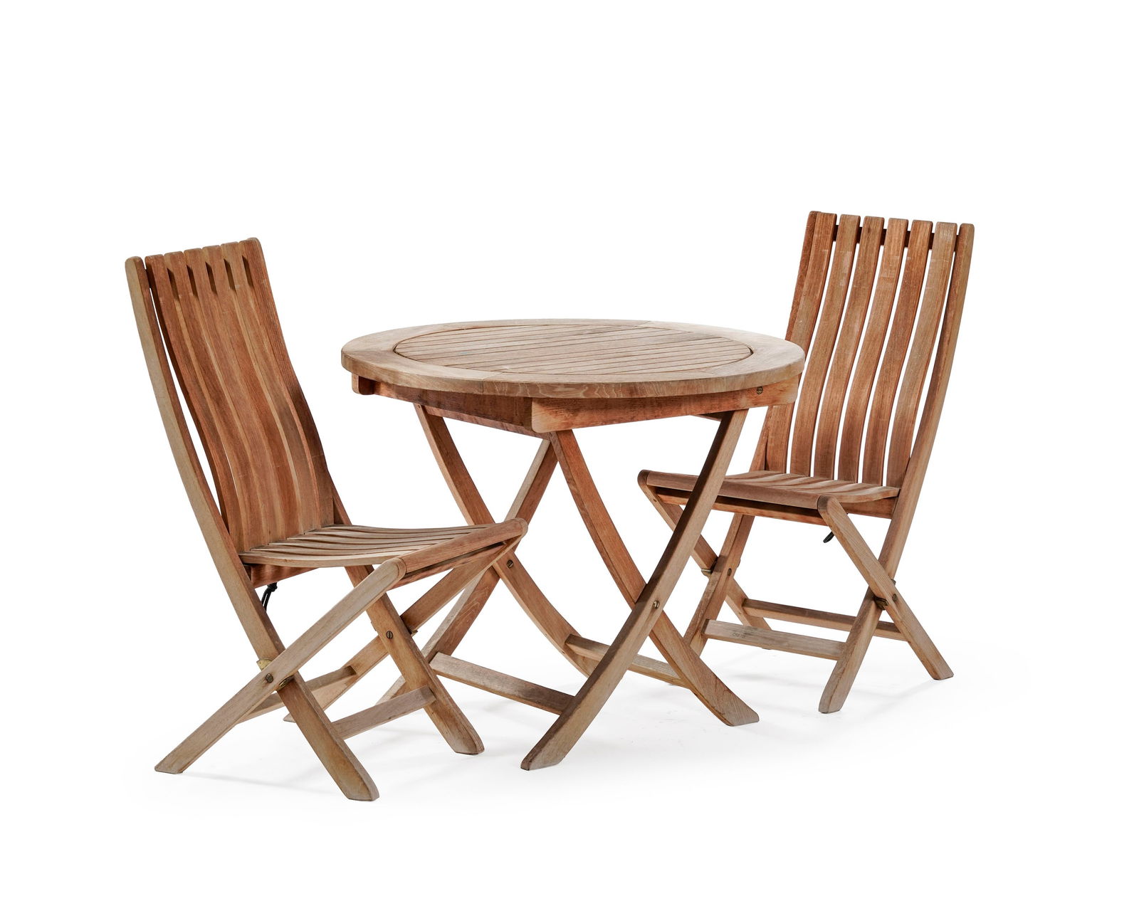 Paire de chaises et table de jardin par la maison Les Comptoirs du Teck, XXe s., en teck, dimension : Paire de chaises et table de jardin par la maison Les Comptoirs du Teck, XXe s., en teck, dimension de la table: h. 75 cm, diam. 90 cm Condition teck nécessitant un traitement (très sec et g