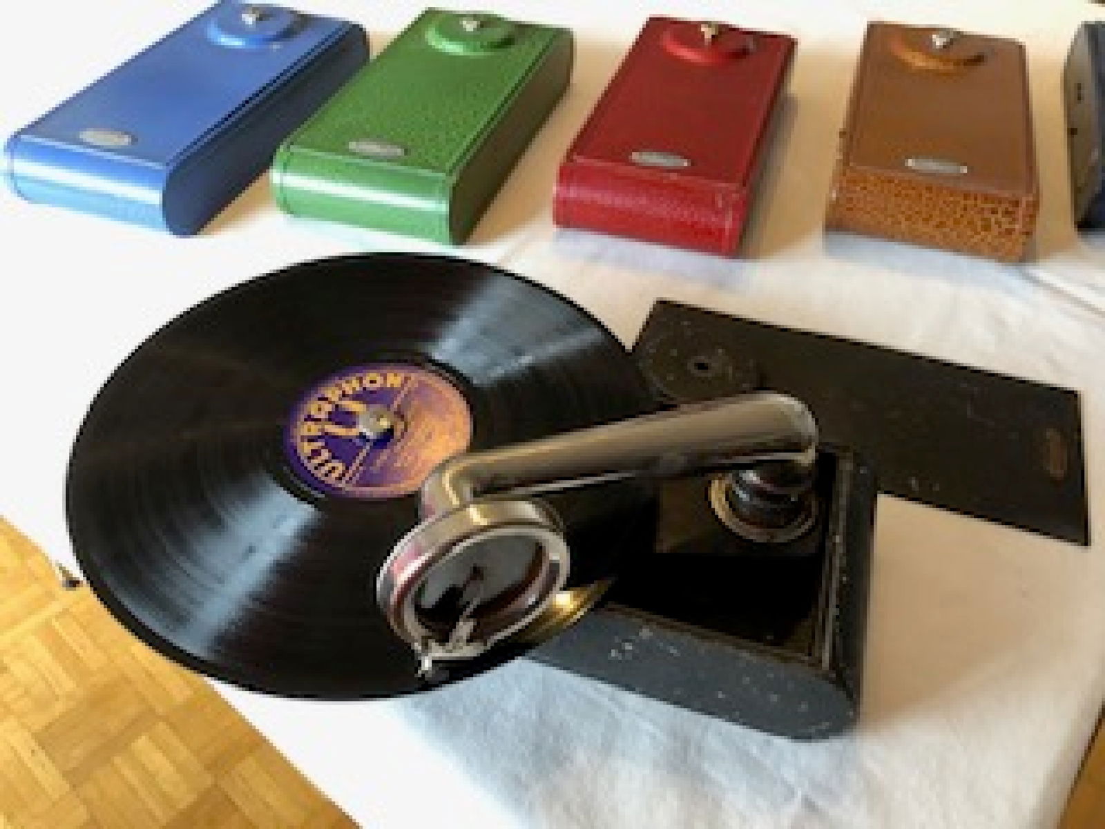 Gramophone Thorens Excelda produit entre 1930 et avec un disque 78 tours Ernest Ansermet, offert par (1 of 1)