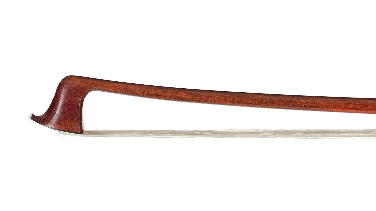 Superbe archet de violon de Charles Nicolas BAZIN vers 1890, très belle baguette en bois de per: Superbe archet de violon de Charles Nicolas BAZIN vers 1890, très belle baguette en bois de pernambouc ondé, monté de sa hausse et de son bouton ébène et argent. Bouton