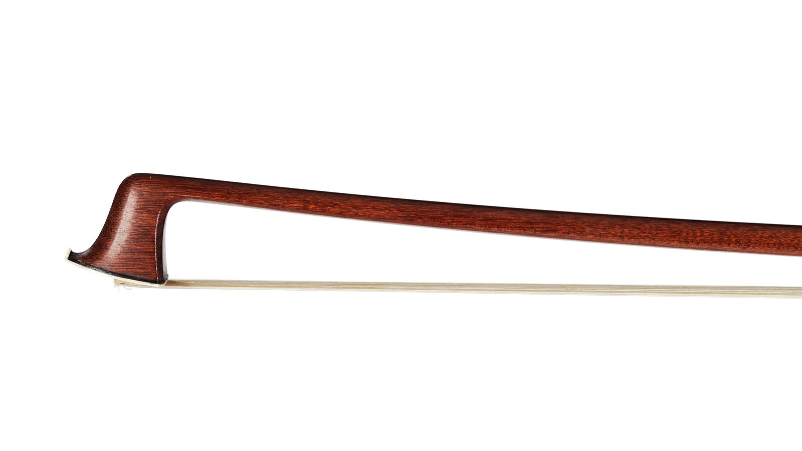 Rare archet original dans toutes ses parties principales de Charles Peccattedont il porte la marque : Rare archet original dans toutes ses parties principales de Charles Peccattedont il porte la marque au fer de l’un et l’autre coté de la baguette au-dessus de la hausse, baguette en