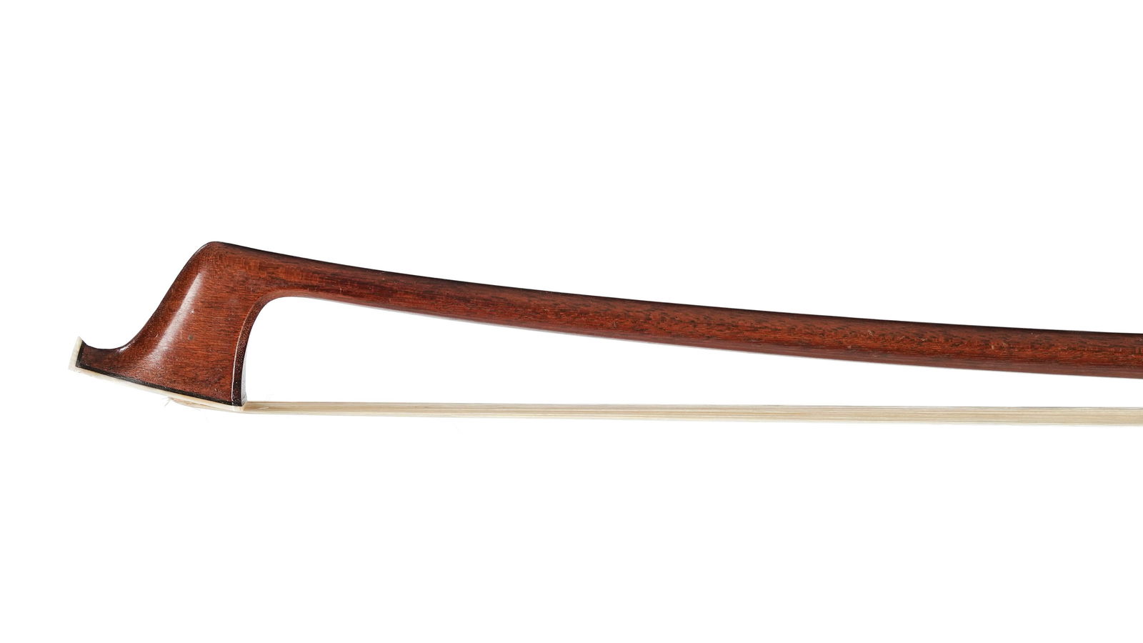 Rare archet de violoncelle original dans toutes ses parties par André Dugad, fabriqué : Rare archet de violoncelle original dans toutes ses parties par André Dugad, fabriqué à Paris vers 1950, baguette en bois de pernambouc de couleur marron châtain, monté de sa