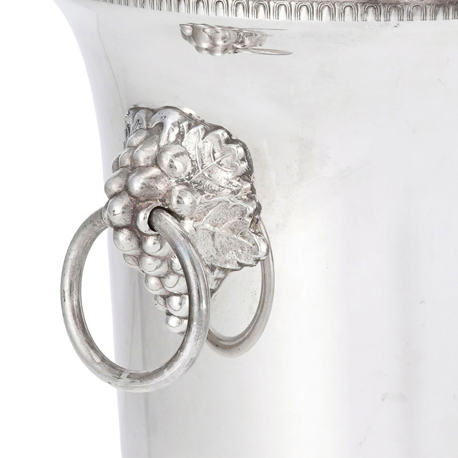 Ensemble de 2 seaux à champagne et 1 shaker en métal argenté, XXe s., 1 seau grav - 2