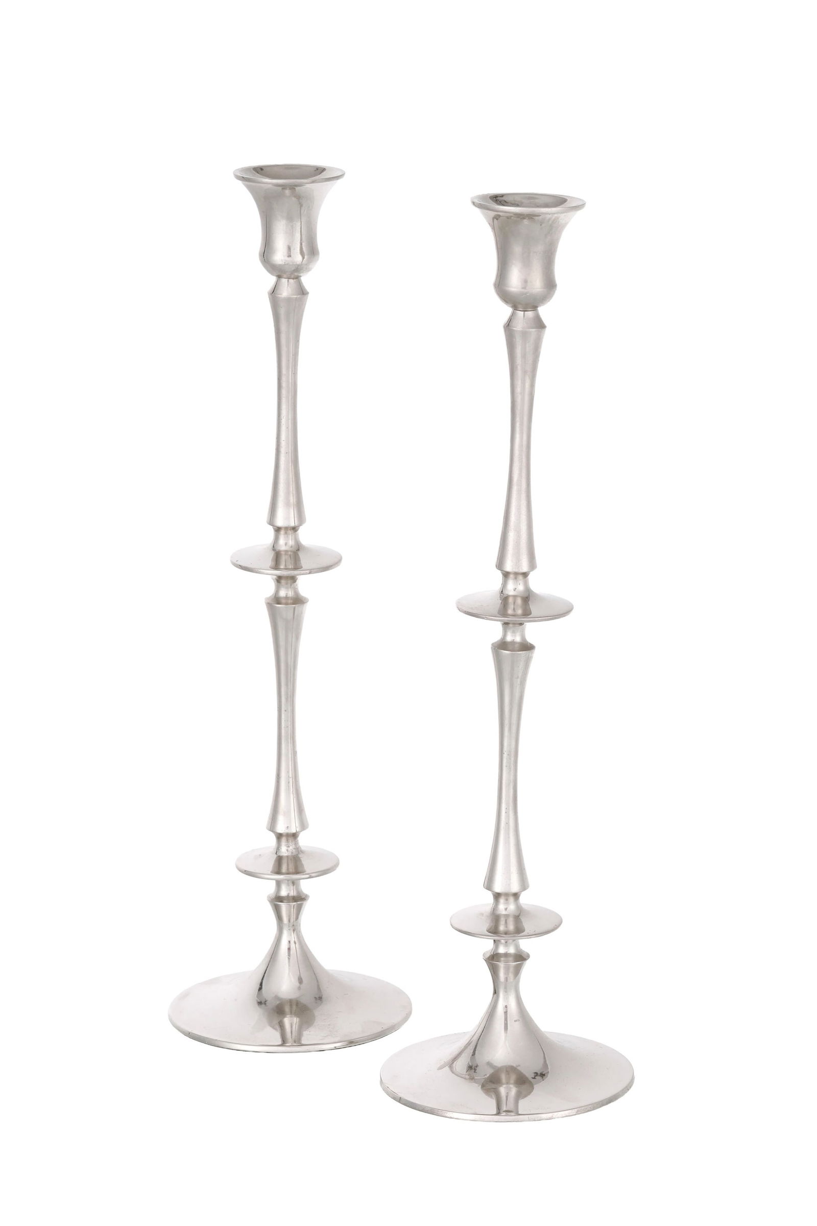 Paire de flambeaux modernes en métal argenté, h. 39,5 cm: Paire de flambeaux modernes en métal argenté, h. 39,5 cm Condition1 flambeau à redresser 