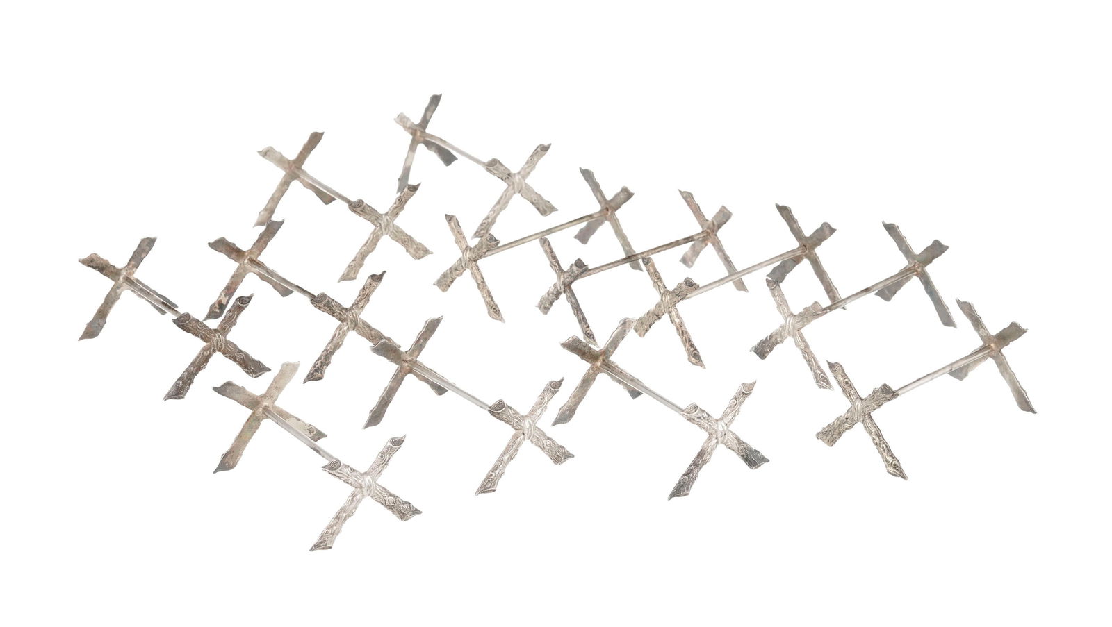 Suite de 12 porte-couteaux en métal argenté, XXe s., en forme de branches de bois, long. 7: Suite de 12 porte-couteaux en métal argenté, XXe s., en forme de branches de bois, long. 7,5 cm 