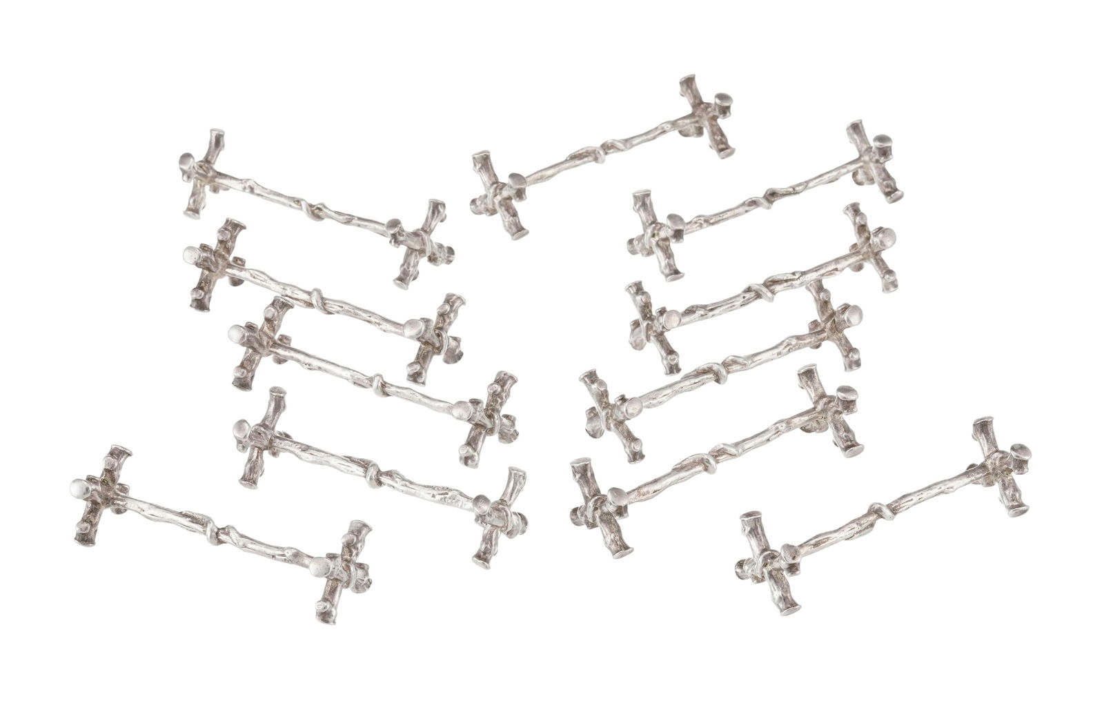 Suite de 11 porte-couteaux en métal argenté, XXe s., en forme de branche, long. 7,5 cm: Suite de 11 porte-couteaux en métal argenté, XXe s., en forme de branche, long. 7,5 cm 