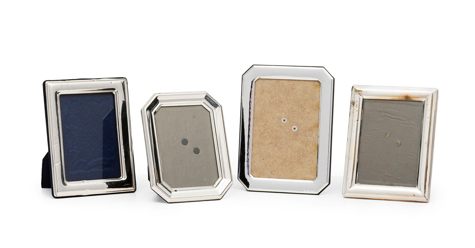 Ensemble de 4 cadres à poser en métal argenté uni, 2 de forme rectangulaire et 2 : Ensemble de 4 cadres à poser en métal argenté uni, 2 de forme rectangulaire et 2 à pans coupés, h. de 16 à 19 cm 