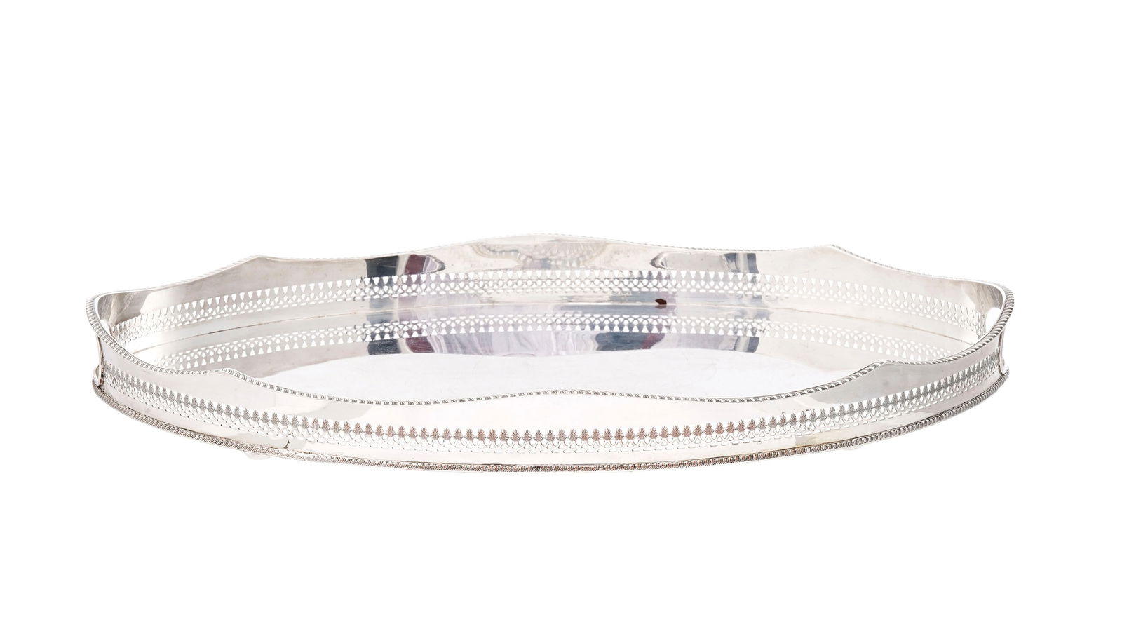 Plateau ovale en métal argenté, XXe s., à décor de godrons anglais et décor: Plateau ovale en métal argenté, XXe s., à décor de godrons anglais et décor ajouré, long. 61,5 cm Conditionprésence de microrayures d'usage général 