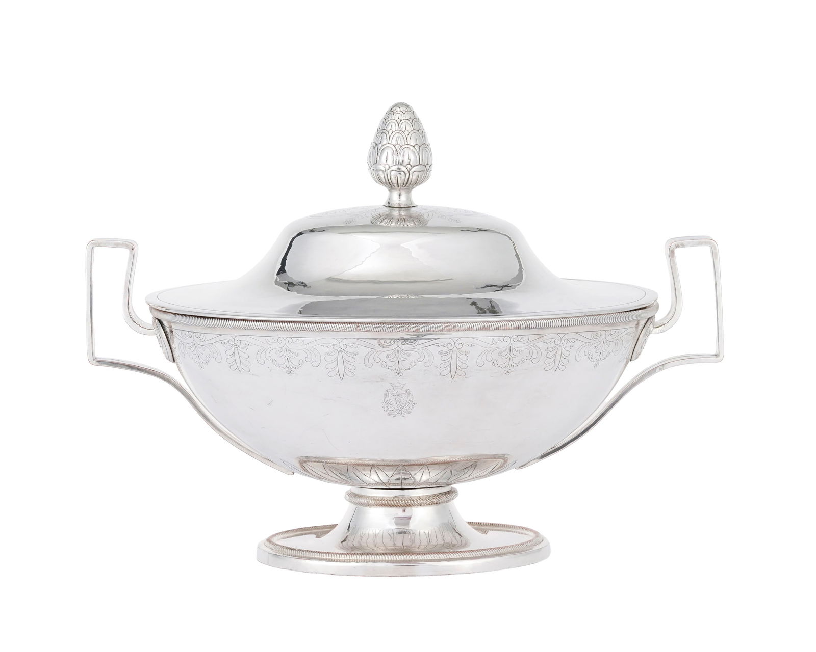 Soupière sur piédouche en métal argenté, XXe s., à décor gravé, l: Soupière sur piédouche en métal argenté, XXe s., à décor gravé, la prise pomme de pin et anses grecques, gravée aux armes Colbert, h. 29,5 cm 