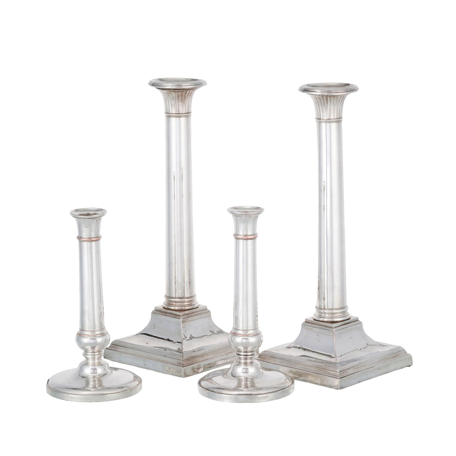 Ensemble de 2 paires de flambeaux en métal argenté, XXe s., 1 paire avec base ronde et 1 p: Ensemble de 2 paires de flambeaux en métal argenté, XXe s., 1 paire avec base ronde et 1 paire base carrée, 2 bobèches différentes pour la paire à base ronde, h. 23 et