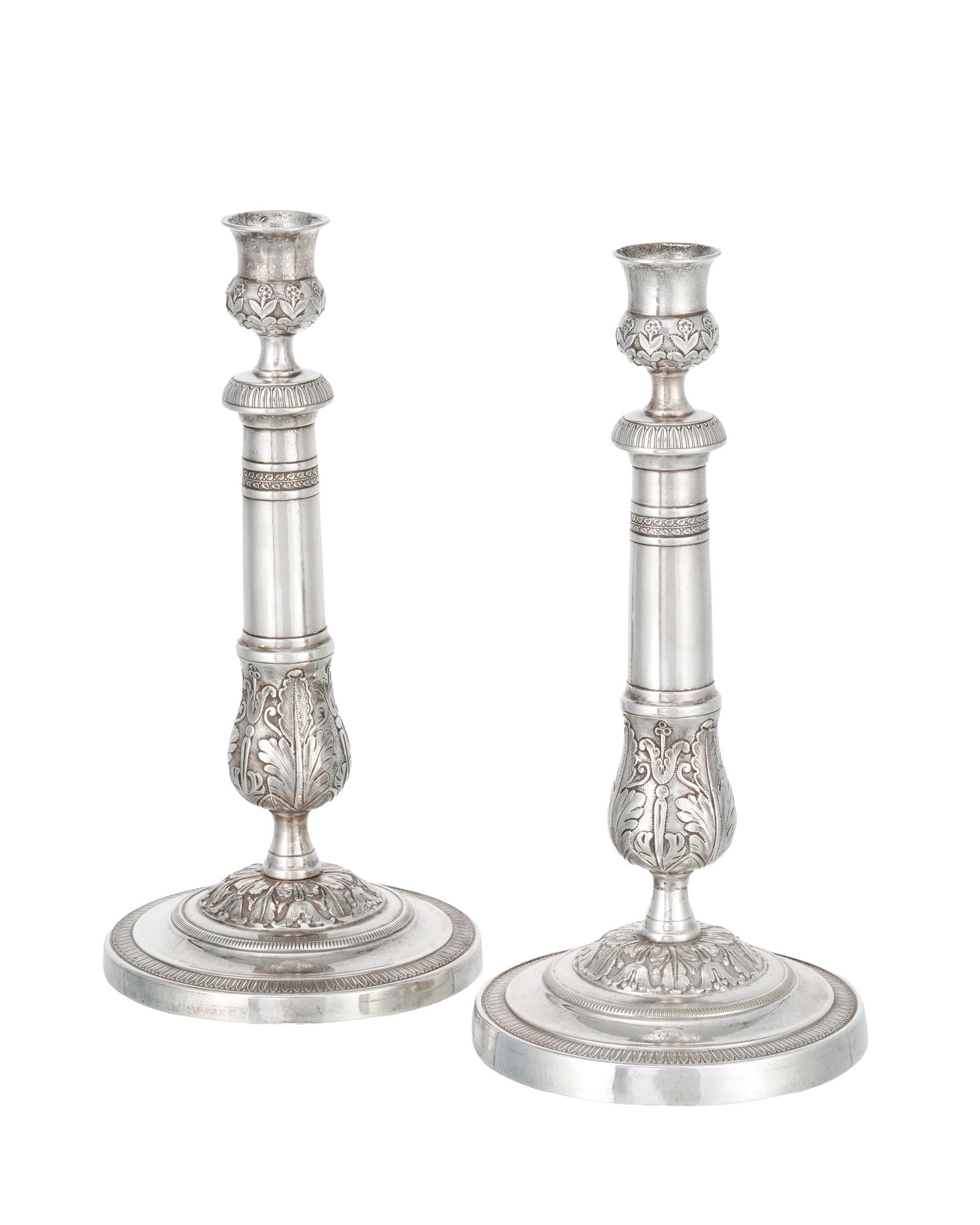 Paire de flambeaux en métal argenté, XXe s., de forme balustre et à décor de feu (1 of 2)