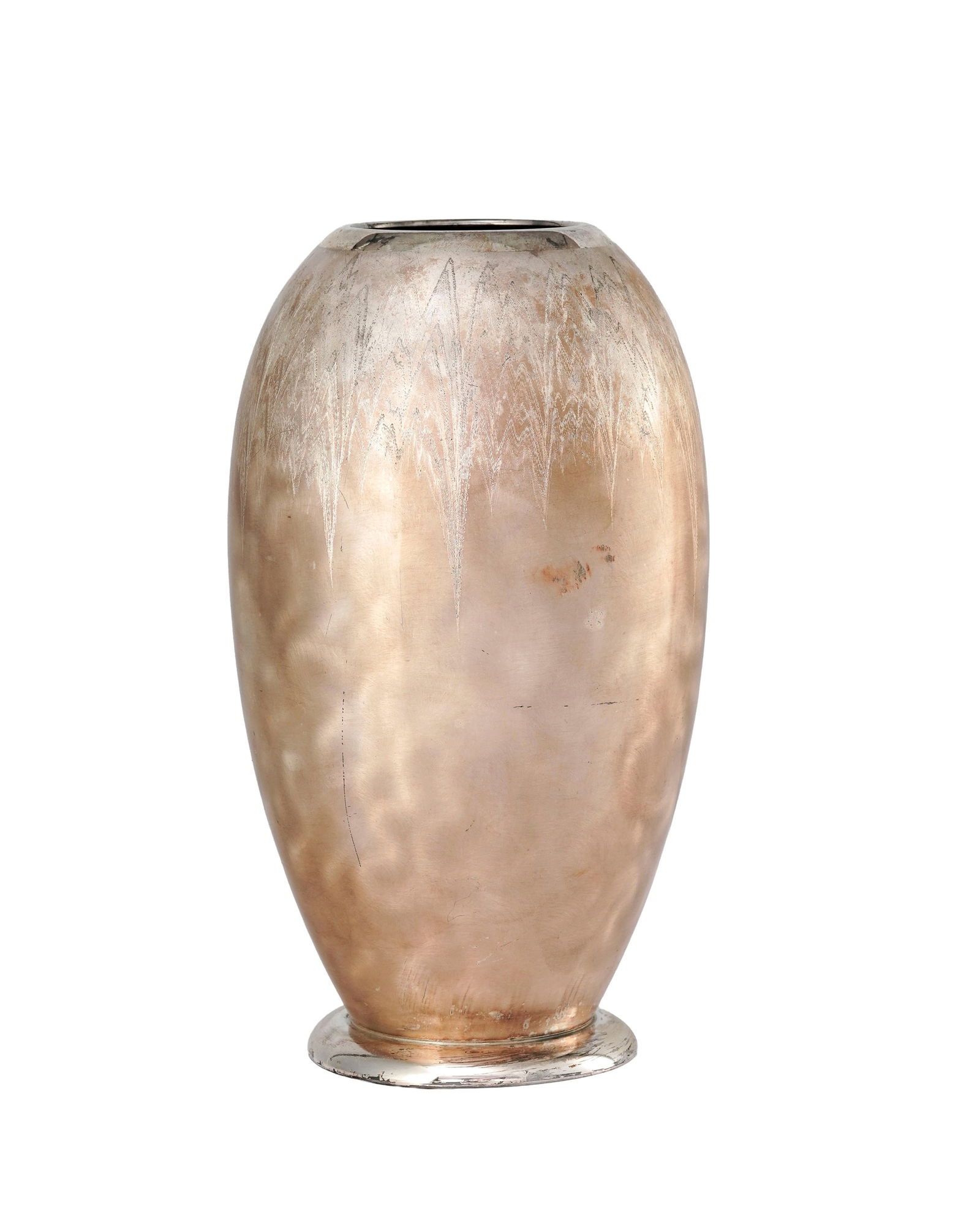 Vase sur talon en dinanderie WMF, à décor de vagues stylisées, h. 24,5 cm: Vase sur talon en dinanderie WMF, à décor de vagues stylisées, h. 24,5 cm Conditionchoc sur le talon, rendant la base instable 