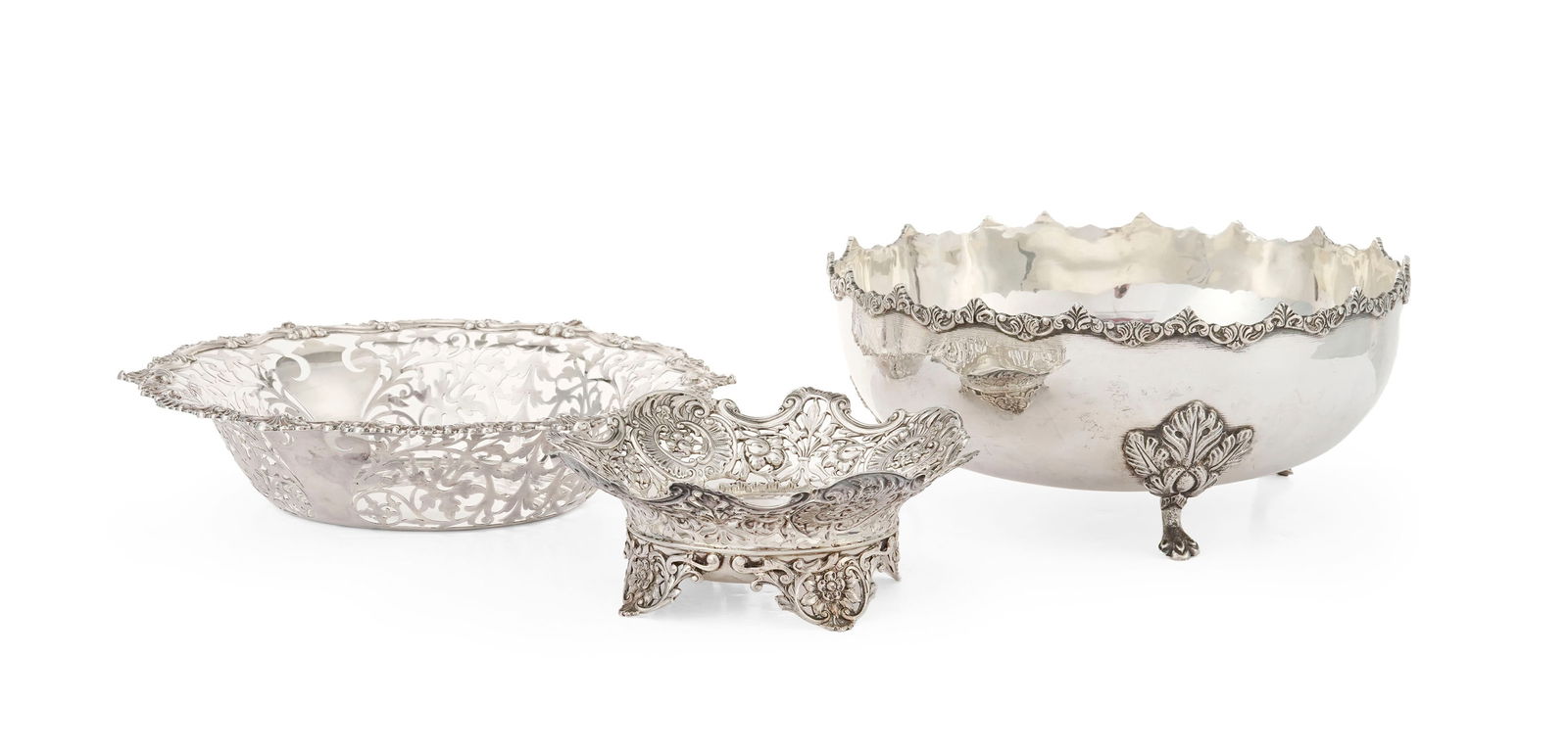 Ensemble d'1 coupelle ajourée, 1 coupe ajourée et 1 coupe tripode en argent anglais et 900: Ensemble d'1 coupelle ajourée, 1 coupe ajourée et 1 coupe tripode en argent anglais et 900, à décor de feuillage, volutes et feuilles d'acanthe, diam. 16,5, 25,5 et 23,5 cm, 1340g