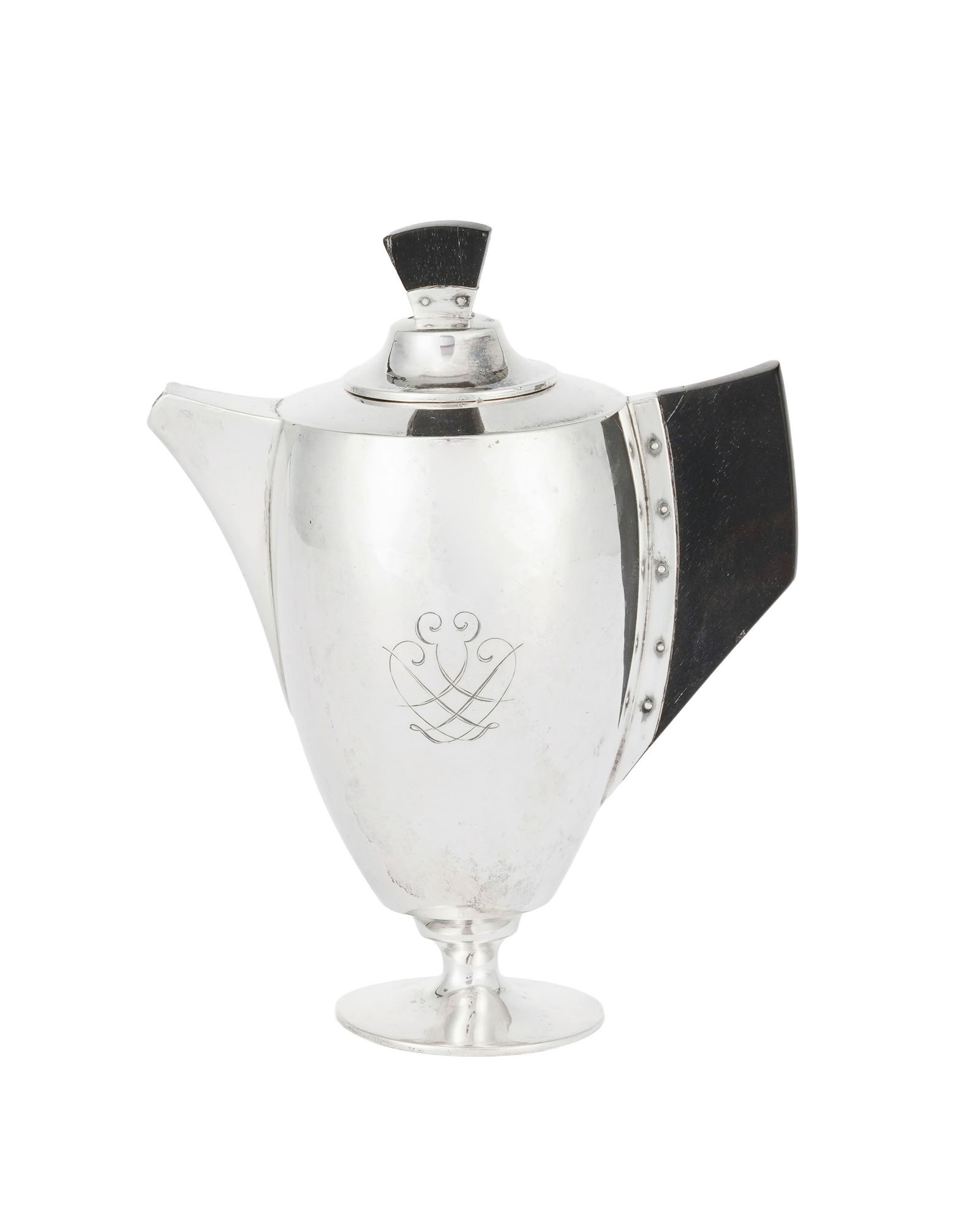 Verseuse sur piédouche Art Déco en argent 925, par Michelsen, Danemark, motif gravé s: Verseuse sur piédouche Art Déco en argent 925, par Michelsen, Danemark, motif gravé sur le corps et inscription sous la base, h. 14,5 cm, brut 195g Conditionanse restaurée et