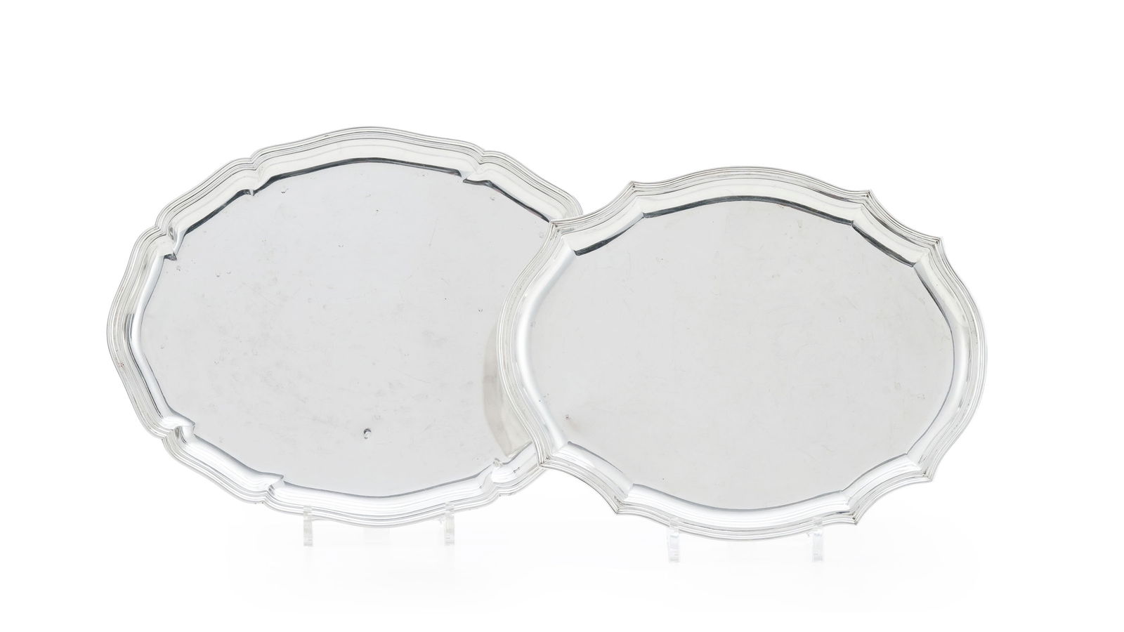 Ensemble de 2 plats de service en argent 800, Italie et Allemagne, XXe s., à décor de file: Ensemble de 2 plats de service en argent 800, Italie et Allemagne, XXe s., à décor de filets, long. 34,5 et 39 cm, 1250g Conditionprésence de microrayures dues à l'usage