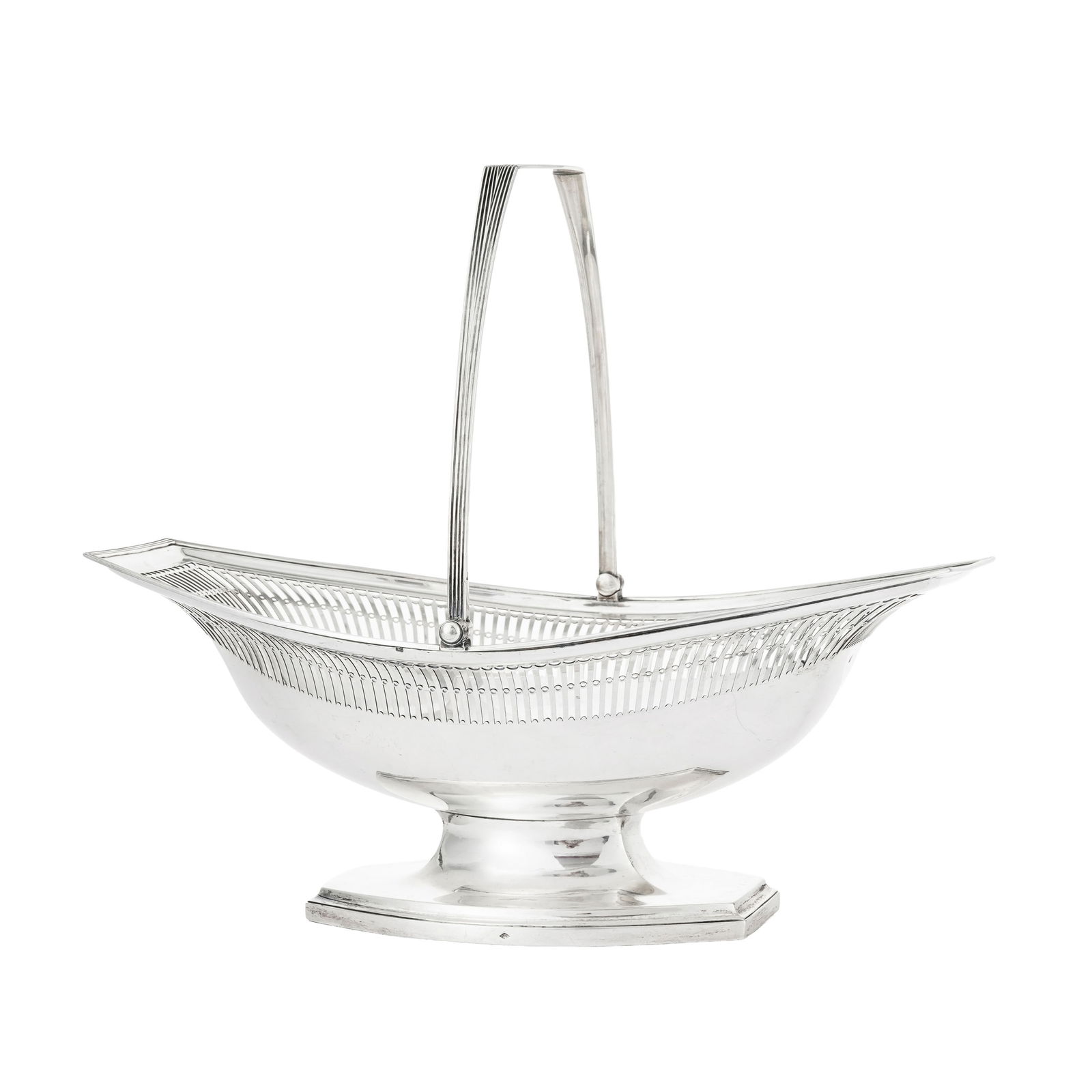 Panier sur piédouche en argent hollandais, à décor ajouré et filets, long. 30 cm: Panier sur piédouche en argent hollandais, à décor ajouré et filets, long. 30 cm, h. 12,5 cm, 630g Conditionpiédouche du panier un peu instable 