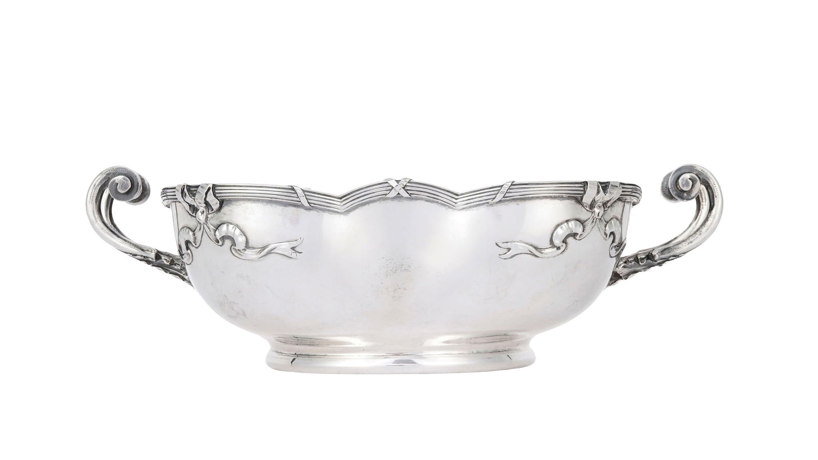 Coupe à anses quadrangulaire polylobé sur talon en argent, Autriche-Hongrie, circa 1900, & (1 of 2)