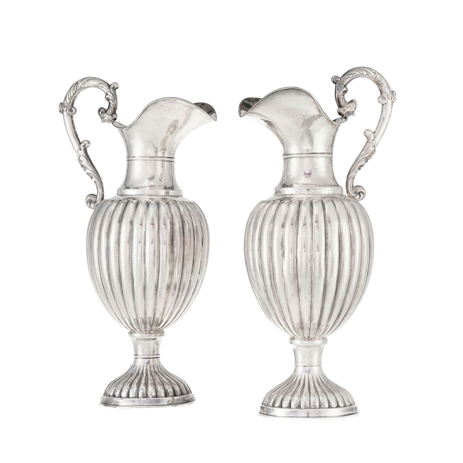 Paire d'aiguières en argent 800, Espagne, XXe s., à décor de godrons, les anses feuil: Paire d'aiguières en argent 800, Espagne, XXe s., à décor de godrons, les anses feuillagées, lestés métal argenté, h. 35 cm 