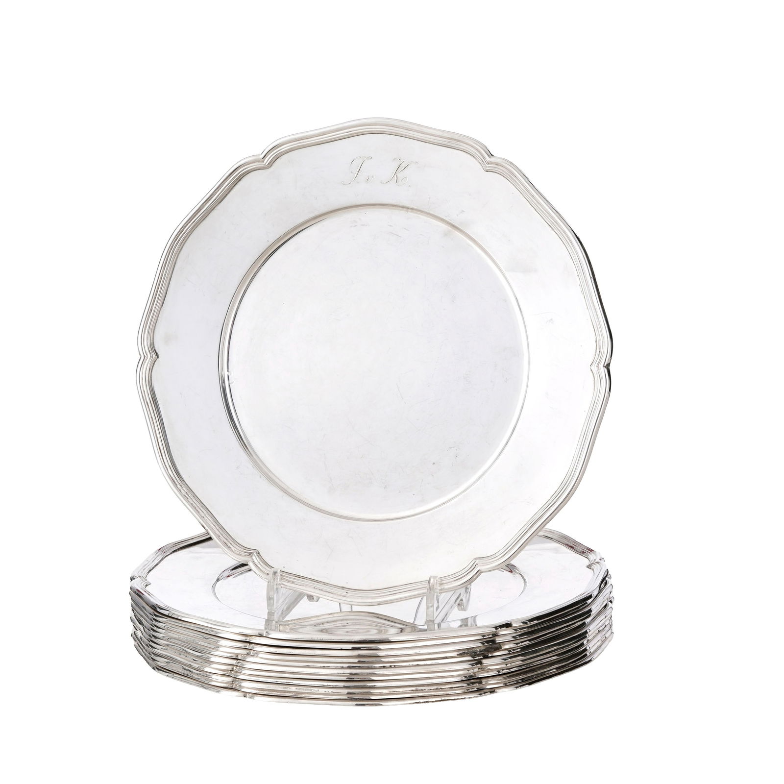 Suite de 12 assiettes de présentation festonnées en argent, Espagne, XXe s., gravées : Suite de 12 assiettes de présentation festonnées en argent, Espagne, XXe s., gravées d'initiales, diam. 28 cm, 5830g Conditionprésence de vert-de-gris sur plusieurs assiettes