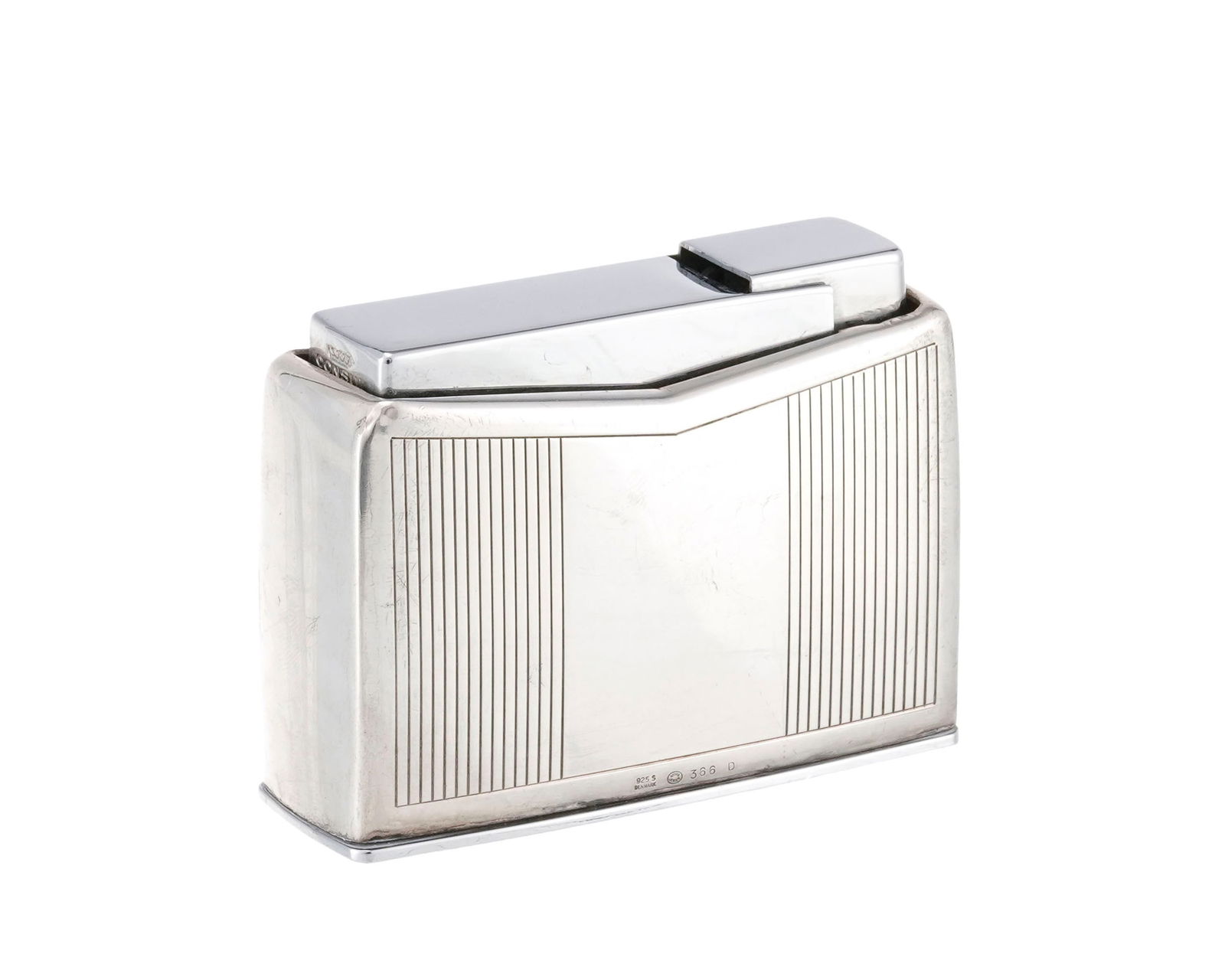 Briquet de table en métal et argent Sterling par Georg Jensen, à décor de filets, h. : Briquet de table en métal et argent Sterling par Georg Jensen, à décor de filets, h. 6,5 cm