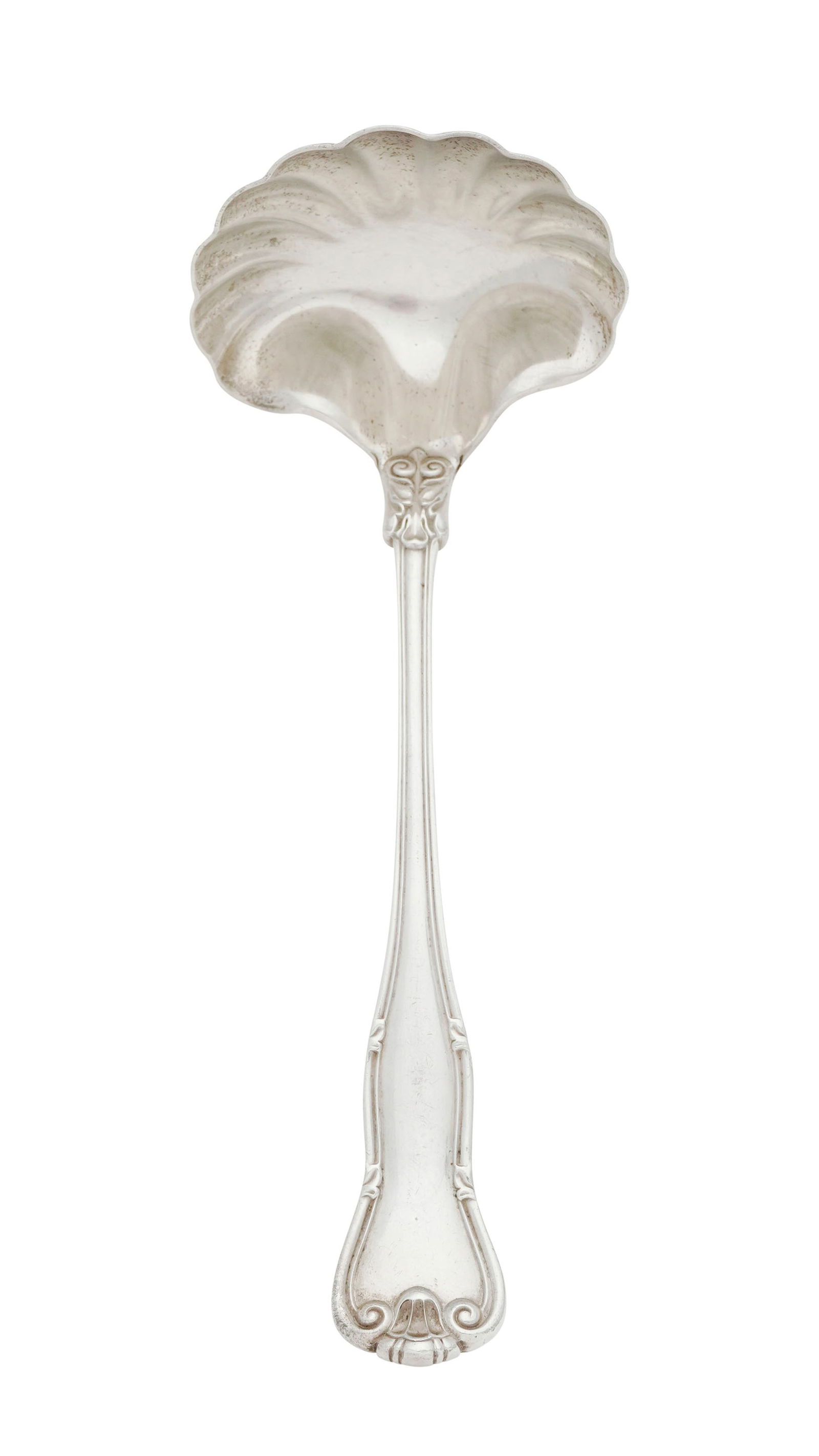 Cuiller à sauce en argent Sterling, Tiffany & Co, de forme coquille et le manche volutes, long.: Cuiller à sauce en argent Sterling, Tiffany & Co, de forme coquille et le manche volutes, long. 19,5 cm, 125g 