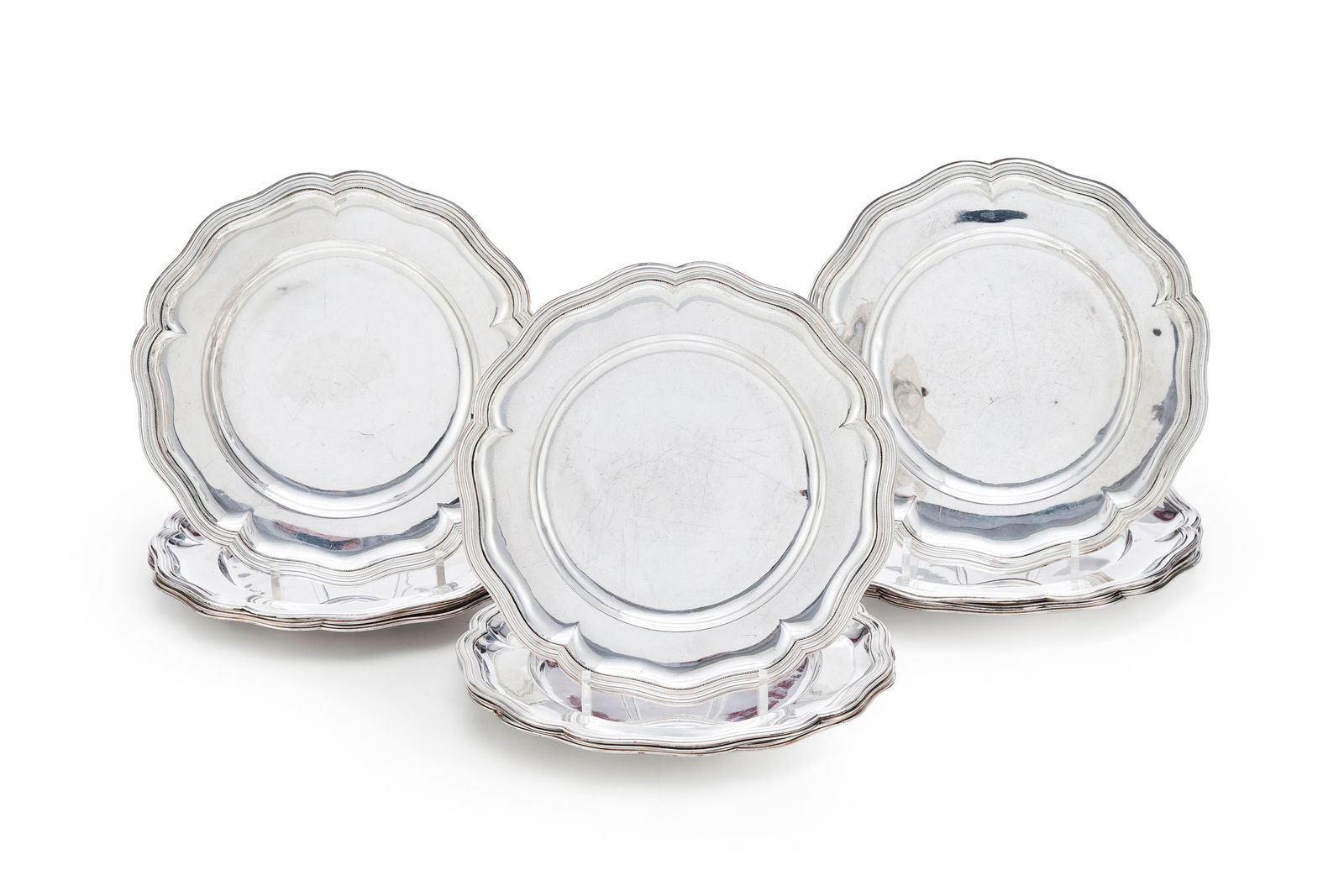 Suite de 12 assiettes en argent Sterling, certaines avec armoires en partie effacées, diam. 23,: Suite de 12 assiettes en argent Sterling, certaines avec armoires en partie effacées, diam. 23,5 cm, 4170g Conditionpetits chocs sur les assiettes présence de microrayures d'usage 